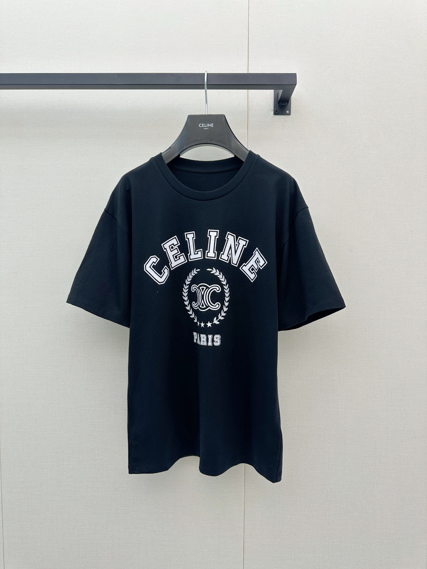 NO:930240,Celine's black short-sleeved T-shirt has the classic Arc de Triomphe logo and the 'CELINE PARIS' letter print as the visual core. It is cut in a loose silhouette, paired with denim shorts and a plaid hair tie, showing a casual yet recognizable street style. The fabric is 320g pure cotton double yarn jersey, which is thick and breathable to the touch, making it suitable for daily wear in spring and summer.  Whether worn alone or layered, it can easily create a sense of layering. Its design combines the retro college style of the 1970s with modern minimalist aesthetics, and is the preferred item for those who pursue light luxury texture and individual expression. SML's real photos of large quantities, celine, shorts, T-shirts, tees, t-shirts,19860909Celine黑色短袖T恤以经典凯旋门徽标与“CELINE PARIS”字母印花为视觉核心,采用宽松廓形剪裁,搭配牛仔短裤与格纹发圈,呈现出随性又具辨识度的街头风格.面料为320克纯棉双纱汗布,触感厚实透气,适合春夏日常穿着. 无论是单穿还是作为内搭叠穿,都能轻松营造层次感.其设计融合了70年代复古学院风与现代极简美学,是追求轻奢质感与个性表达人群的优选单品.SML大货实拍,,celine,shorts,T-shirt,tees，t-shirt,,Women's clothing