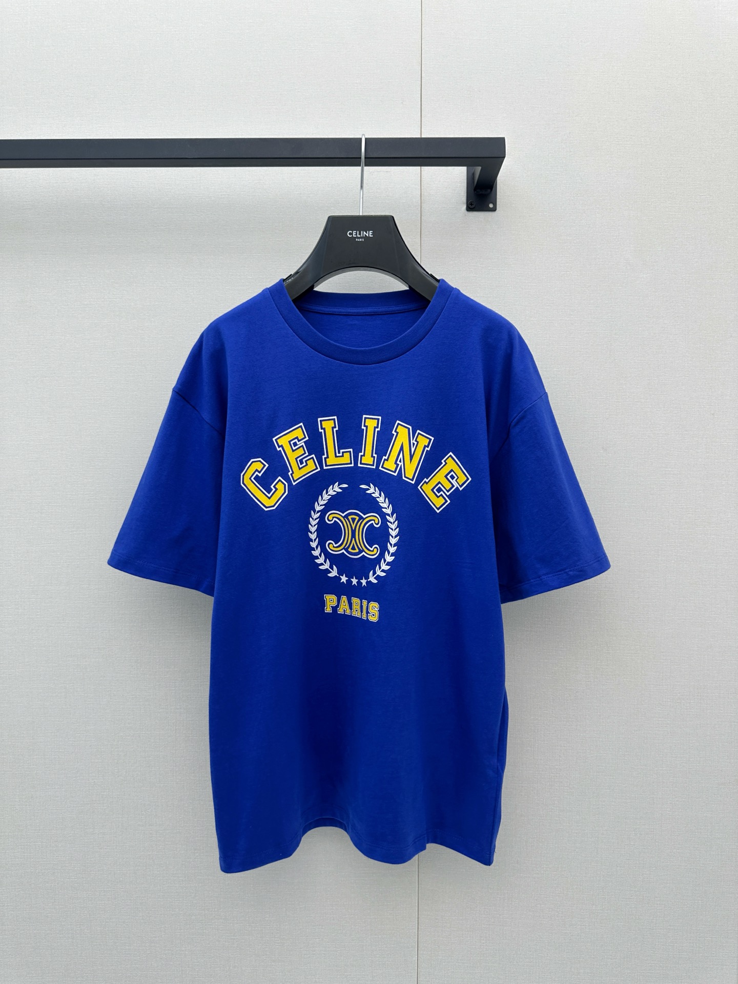 NO:930320,Celine blue short-sleeved T-shirt uses a highly saturated royal blue as the base color, with a striking yellow 'CELINE' printed on the chest.  PARIS' letters and the Arc de Triomphe logo, the overall style is full of 1970s retro college atmosphere. The loose silhouette and rolled cuffs are both casual and street-friendly, making it an eye-catching item for summer outings. The fabric is made of 320g pure cotton double yarn jersey, which has a thick touch.  Breathable, comfortable to wear and not stuffy. Whether worn alone or layered, it can easily create a sense of layering, suitable for people who pursue light luxury texture and personal expression. Real photos of large products, celine, T-shirt, tees, t-shirt,19860909Celine蓝色短袖T恤以高饱和度的宝蓝色为底色,胸前印有醒目的黄色“CELINE PARIS”字母与凯旋门徽标,整体风格充满70年代复古学院气息.宽松廓形剪裁搭配卷边袖口,既显随性又具街头感,是夏日出街的吸睛单品.面料采用320克纯棉双纱汗布,触感厚实透气,穿着舒适不闷热.无论是单穿还是作为内搭叠穿,都能轻松营造层次感,适合追求轻奢质感与个性表达的人群.大货实拍,,celine,T-shirt,tees，t-shirt,,Women's clothing