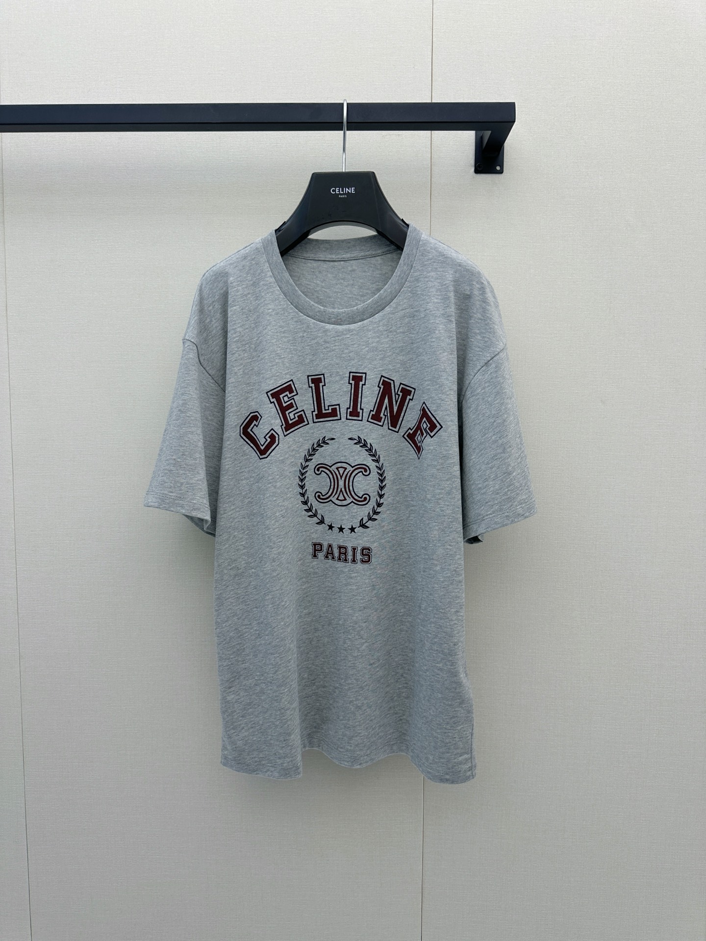 NO:930302,Celine's contrasting short-sleeved T-shirt is based on gray, with the brand's iconic 'CELINE PARIS' and the Arc de Triomphe logo printed on the chest. The overall style is simple and recognizable. It can be easily controlled whether it is daily commuting or weekend outings. It is an indispensable and versatile item in the wardrobe. SML's real shot of the goods,,celine,T-shirt,tees,t-shirt,19860909Celine 撞色短袖 T恤以灰色为基调,胸前印有品牌标志性的“CELINE PARIS”字样与凯旋门徽标,整体风格简约而富有辨识度.无论是日常通勤还是周末出游,都能轻松驾驭,是衣橱里不可或缺的百搭单品.SML大货实拍,,celine,T-shirt,tees，t-shirt,,Women's clothing