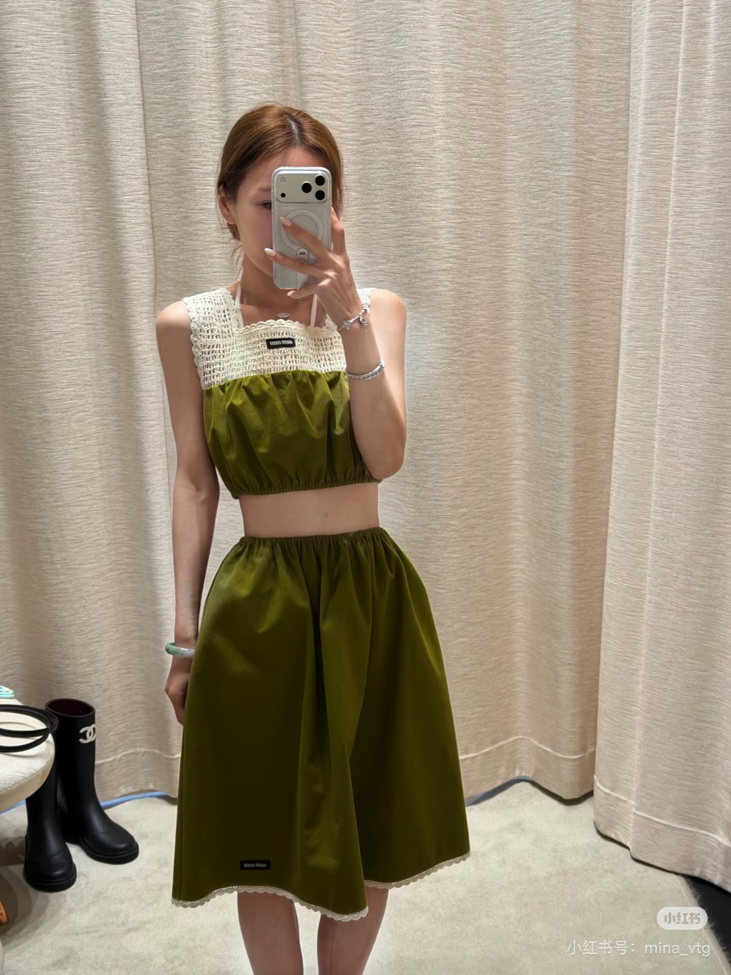NO:933076,Miumiu embroidered lace waist-cinching skirt looks like the eldest lady of a southern French manor!  Sisters!  I must lock up this skirt today!  Who knows?  This is the god-level skirt that truly welds the 'relaxation of summer nobility' to the body. The romance and nobility of summer are matched with the tops of the same series. This set has it all wrapped up for you. Whoever wears it will walk in the MiuMiuBeach series. It will look beautiful as a gift or for personal use!  SML,,miumiu,skirts,19860909Miumiu 刺绣蕾丝收腰半裙 南法庄园大小姐既视感！姐妹们！今天必须把这半裙锁死！谁懂啊！这才是真正把「夏日贵气松弛感」焊在身上的神级半裙 夏天的浪漫和贵气 搭配同系列上衣 这一套直接给你包圆了,谁穿谁是行走的 MiuMiuBeach系列,送礼自用都美美嘟！SML,,miumiu,skirts,,Women's clothing