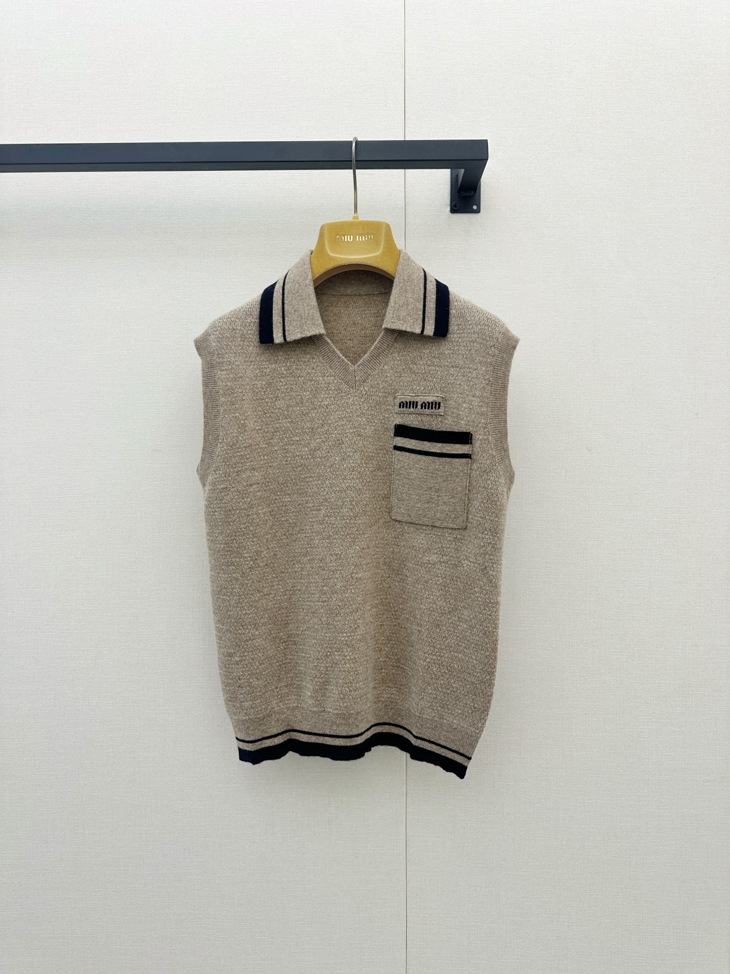 NO:933122,*26new fake two-piece lapel knitted vest made of light beige soft waxy fabric, breathable and comfortable, perfect for wearing alone in early autumn or as an inner layer in winter!  Lapel + contrasting stripes, full of college style, exclusive custom-made imported yb cashmere material, small chest pocket with brand embroidery, super exquisite details!  The V-neck design modifies the neck line, and the version is slim and versatile. You can easily create an American campus style or retro outfit. It can be easily used for daily commuting and leisure ~ 1:1 awesome version, the latest spring and summer items. Look for the exclusive high version SML real shots of large goods,,19860909*26new假两件翻领针织马甲浅米色软糯面料,透气又舒适,初秋单穿或冬季内搭都很OK！翻领+撞色条纹,学院风满满独家定制进口yb山羊绒材质,胸前小口袋配品牌刺绣,细节超精致！V领设计修饰颈部线条,版型显瘦又百搭,轻松打造美式校园风或复古穿搭,日常通勤、休闲都能轻松驾驭～1:1超赞版型,春夏最新单品 认准独家高版本 SML大货实拍,,,Women's clothing