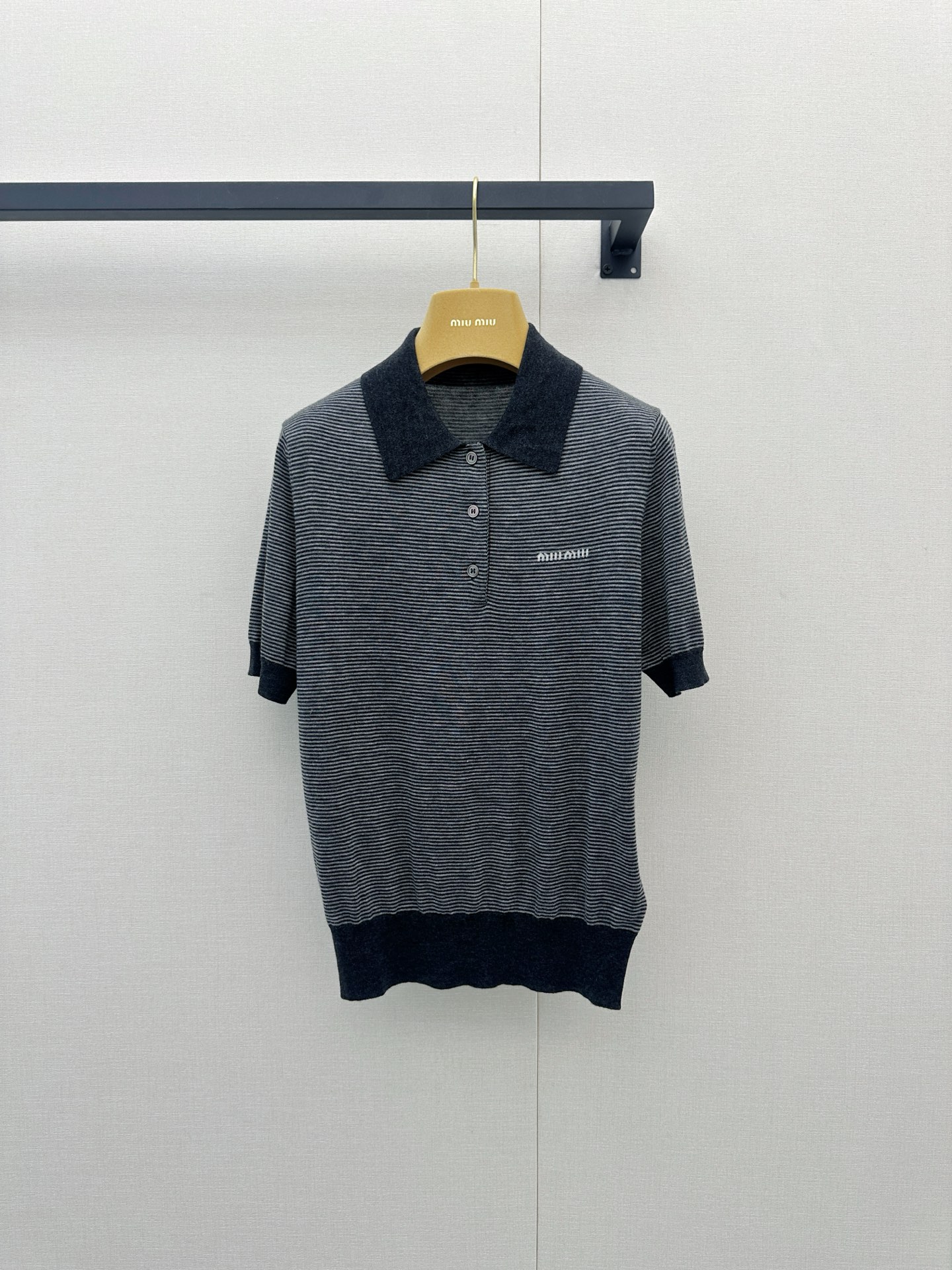 NO:933102,*26new gray striped Polo shirt with fine gray stripes + classic lapels, simple and stylish lapels, short-sleeved upper body, perfectly presents the college age-reducing look!  Exclusively customized imported yb cashmere mulberry silk blended material, with classic brand embroidery embellishment on the chest, low-key showing off your identity!  The upper body made of mulberry silk and cashmere blend material is comfortable and fashionable. It can be easily used for commuting and leisure. It looks great with short skirts or wide-leg pants, and can easily create a smart style. 1:1 Awesome version, the latest spring and summer items. Look for the exclusive high version SML real shots, skirts, T-shirts,19860909*26new灰色条纹Polo衫细密灰色条纹+经典翻领,简约又有设计感翻领短袖版型上身将学院减龄感完美呈现！独家定制进口yb山羊绒桑蚕丝混纺材质,胸前经典品牌刺绣点缀,低调彰显身份！桑蚕丝羊绒混纺材质上身舒适又时髦,通勤、休闲都能轻松驾驭,搭配短裙或阔腿裤都很出彩,轻松打造高智感穿搭风格 1:1 超赞版型,春夏最新单品 认准独家高版本 SML大货实拍,,skirts,T-shirt,,Women's clothing