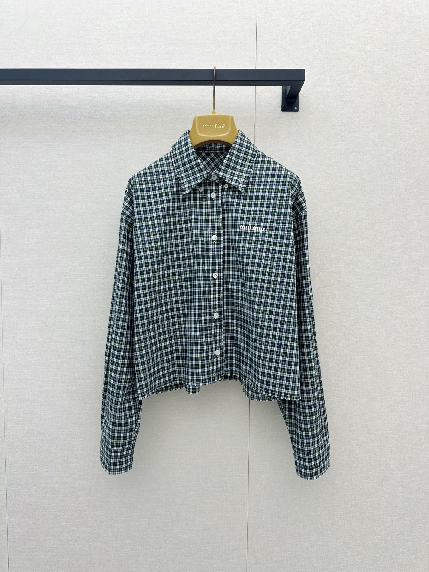 NO:933085,*26new green and white plaid short shirt has a three-dimensional cut and a slightly wide version, which is very tolerant and friendly to the figure!  The front is embellished with white buttons, full of retro college style, made of exclusively customized imported yb cotton, and the classic brand letters are embroidered on the chest, making the upper body recognizable!  The light color is super comfortable to wear in spring and summer, and the plaid pattern is classic and eye-catching. It looks great with any shirt, knitted or vest ~ it can be easily used for daily commuting, dating, and short trips, practical and fashionable!  1:1 Awesome version, the latest single product in early autumn. Look for the exclusive high version. SML’s real shots of large products, shirts,19860909*26new绿白间色格纹短款衬衫立体剪裁微阔版型,对身材包容度超友好！正面白色纽扣点缀,复古学院风满满独家定制进口yb棉材质,胸前经典品牌字母刺绣点缀,上身自带辨识度！浅色春夏穿超舒适,格纹经典耐看,随便搭衬衫、针织或马甲都很出彩～日常通勤、约会、短途旅行都能轻松驾驭,实用又时髦！1:1超赞版型,早秋最新单品 认准独家高版本 SML大货实拍,,shirts,,Women's clothing