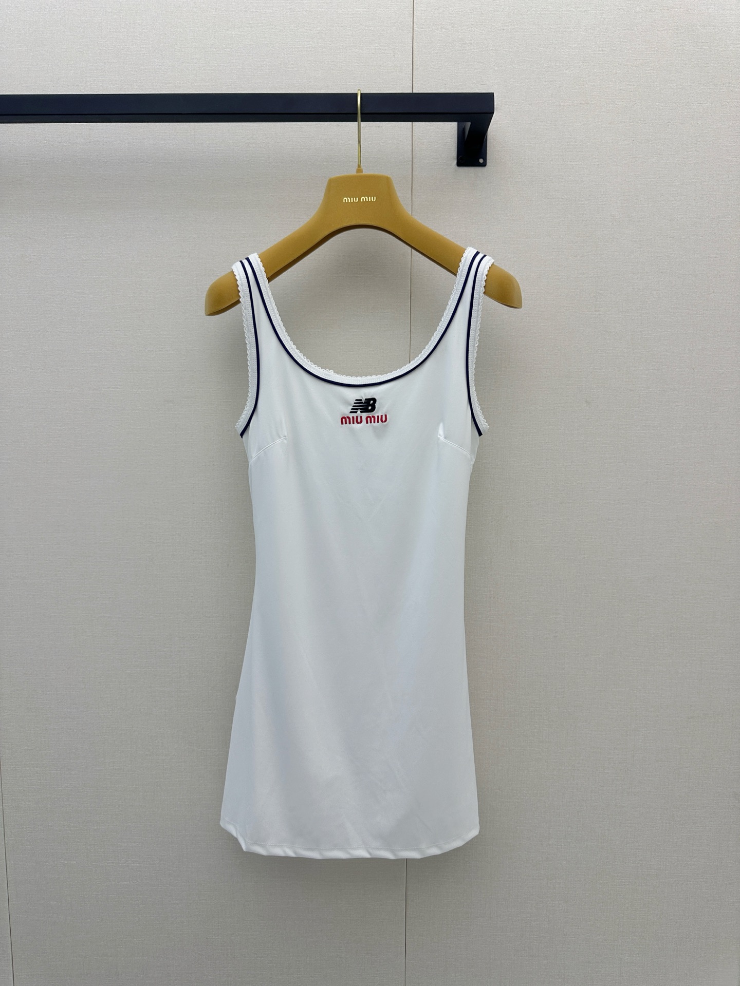 NO:933053,*26new New Balance co-branded series hollow lace vest dress with back, white main tone + blue and black contrasting edges, simple and recognizable!  The lace design on the neckline adds a playful touch!  Exclusively customized imported yb blended cotton material, with contrasting letters and letters on the chest, and a sleeveless design with a full sense of co-branded identity. It is super refreshing to wear in spring and summer. The knitted fabric has good elasticity, fits the body shape, is comfortable and slim ~ can be easily controlled in daily casual and sports style, sports shorts, directly full of fashion!  1:1 Awesome version, the latest spring and summer items, look for the exclusive high version, SML real shots of large products, skirts, shorts,19860909*26new New Balance联名系列后背镂空蕾丝花边背心连衣裙 白色主调+蓝黑撞色边条,简约又有辨识度！领口蕾丝花边设计增添俏皮气息！独家定制进口yb混纺棉材质,胸前撞色字母字母图案标志,联名身份感满满无袖设计,春夏穿超清爽,针织面料弹性好,贴合身形,舒适又显瘦～日常休闲、运动风都能轻松驾驭,运动短裤,时髦感直接拉满！1:1超赞版型,春夏最新单品 认准独家高版本 SML大货实拍,,skirts,shorts,,Women's clothing