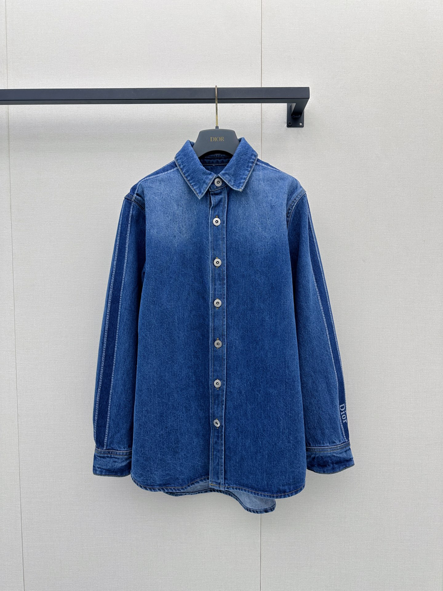 NO:934187,DIOR's 2026 new gradient denim shirt is made of high-quality denim, with a dark and light blue gradient design that is super layered. It has a loose fit + classic lapel, perfect details on the cuffs and hem, and the DIOR logo on the left sleeve, which is highly recognizable!  It's OK to wear alone or layered in spring and autumn. It's casual and fashionable, and it's easy to create a high-end outfit ~ Real photos of large products, dior, shirts,19860909DIOR这2026新款渐变牛仔衬衫,采用高品质牛仔布,深浅蓝色渐变设计超有层次感.宽松版型+经典翻领,袖口和下摆细节满分,左袖还有DIOR标志,辨识度超高！春秋季节单穿or叠搭都很OK,休闲又时髦,轻松打造高级感穿搭～大货实拍,,dior,shirts,,Women's clothing