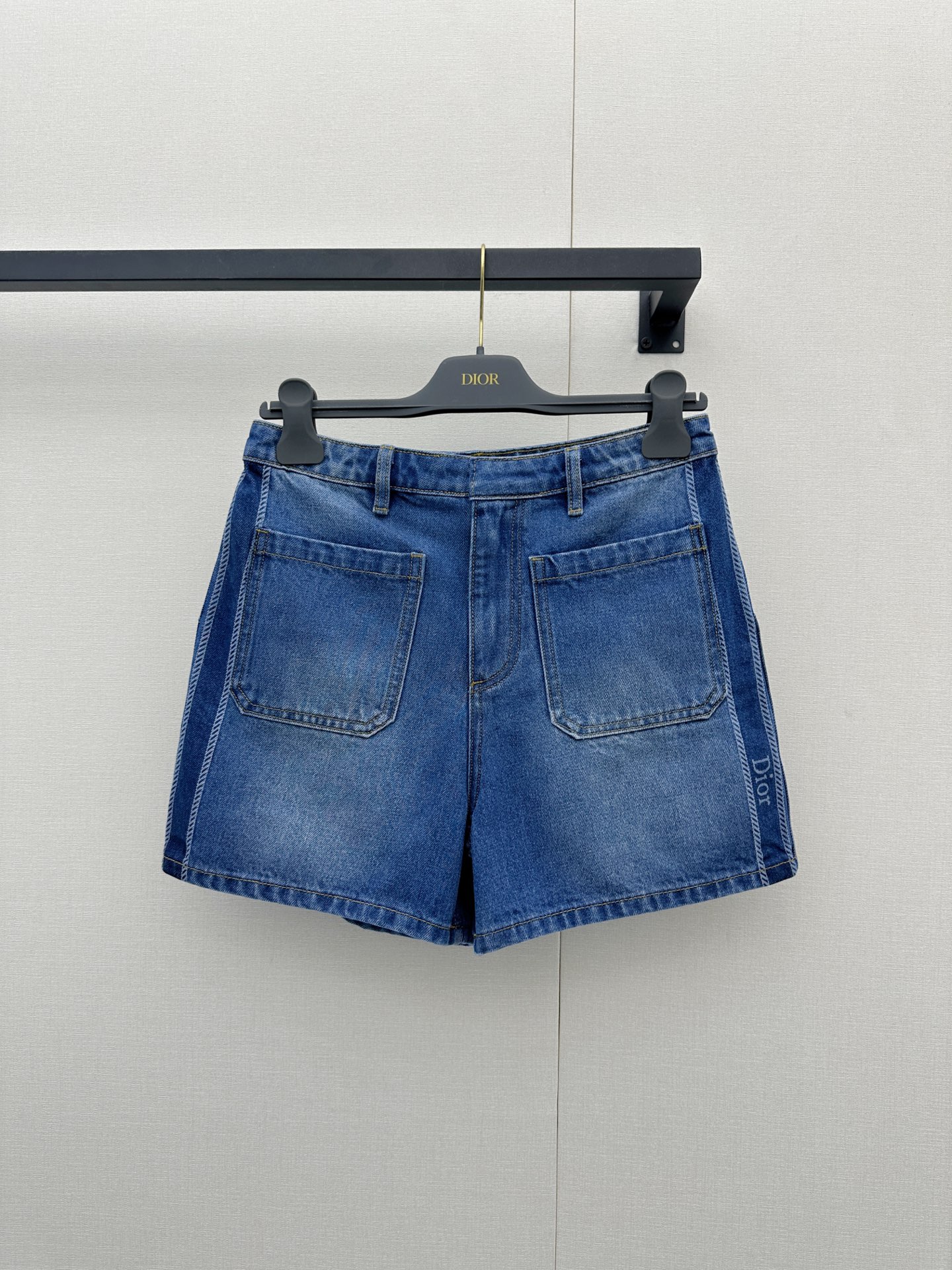 NO:934177,The Dior 26 spring and summer series launches these denim shorts with both casual style and brand recognition, using classic denim blue to interpret the casual and easy holiday style. The shorts adopt a comfortable high-waisted loose fit, combined with washed distressing technology, showing a natural retro texture, which is both body-friendly and has a lazy atmosphere. The details are full of ingenuity, including the faintly visible letter embroidery logo on the side and the eye-catching classic brown Dior on the back.  The leather brand reveals the brand identity in a low-key manner and highlights the high-end texture. The fabric is made of pure cotton, produced in Italy, which is skin-friendly and breathable, and restores the original crispness and comfort of tannin. Whether you wear it with a simple white T to walk on the beach, or combine it with a delicate top to attend a summer party, these shorts can make you feel relaxed and comfortable, and easily maintain an effortlessly fashionable attitude. Size 36.38.40, actual shot, dior, shorts,19860909Dior 26 春夏系列推出这款兼具休闲格调与品牌辨识度的牛仔短裤,以经典的丹宁蓝调诠释随性洒脱的度假风情.短裤采用舒适的高腰宽松版型,结合水洗做旧工艺,呈现出自然复古的质感,既包容身形又自带慵懒氛围.细节处尽显匠心侧边隐约可见的字母刺绣标识,以及背面醒目的经典棕色 Dior 皮牌,低调中流露品牌身份,彰显高级质感.面料甄选 纯棉材质,产自意大利,亲肤透气,还原丹宁原汁原味的挺括与舒适.无论是搭配简约白 T 漫步海滩,还是与精致上衣组合出席夏日派对,这条短裤都能让你在清爽惬意中,轻松拿捏毫不费力的时髦态度.尺码36.38.40大货实拍,,dior,shorts,,Women's clothing