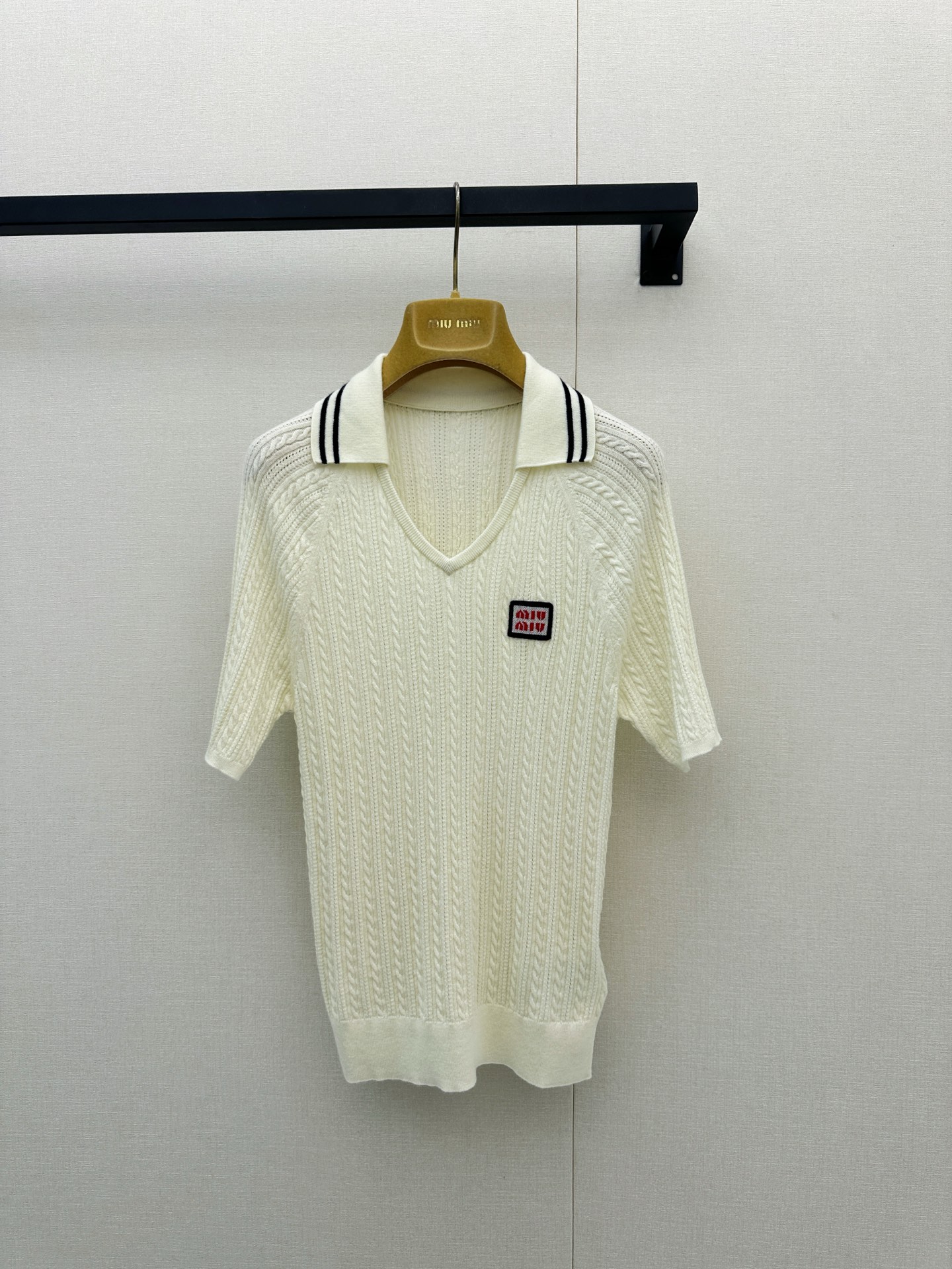 NO:934891,*26new Contrast letter embroidery V-neck cashmere short-sleeved classic college style looks great for an age-reducing upper body. The red letter logo pattern on the chest is eye-catching without being ostentatious ~ the sweet shape is versatile and not picky!  Exclusively customized imported yb90 cashmere material, the body has a crochet cable pattern and a three-dimensional tailoring design. The upper body perfectly combines texture and slimming. The fabric has a soft, waxy and delicate touch. It is great whether worn alone or paired with it!  Easily create a girly Miu style ~ 1:1 awesome version, the latest spring and summer items, look for the exclusive high version, SML real shots of large products,, miumiu, T-shirt,19860909*26new撞色字母刺绣V领羊绒短袖经典学院减龄感上身绝了,胸前红色字母徽标图案,吸睛又不张扬～甜美造型百搭不挑人！独家定制进口yb90山羊绒材质,衣身钩针绞花纹路自带立体剪裁设计,上身将质感与显瘦完美结合,面料自带软糯细腻触感,无论是单穿还是搭配都超赞！轻松打造Miu系少女感～1:1超赞版型,春夏最新单品 认准独家高版本 SML大货实拍,,miumiu,T-shirt,,Women's clothing