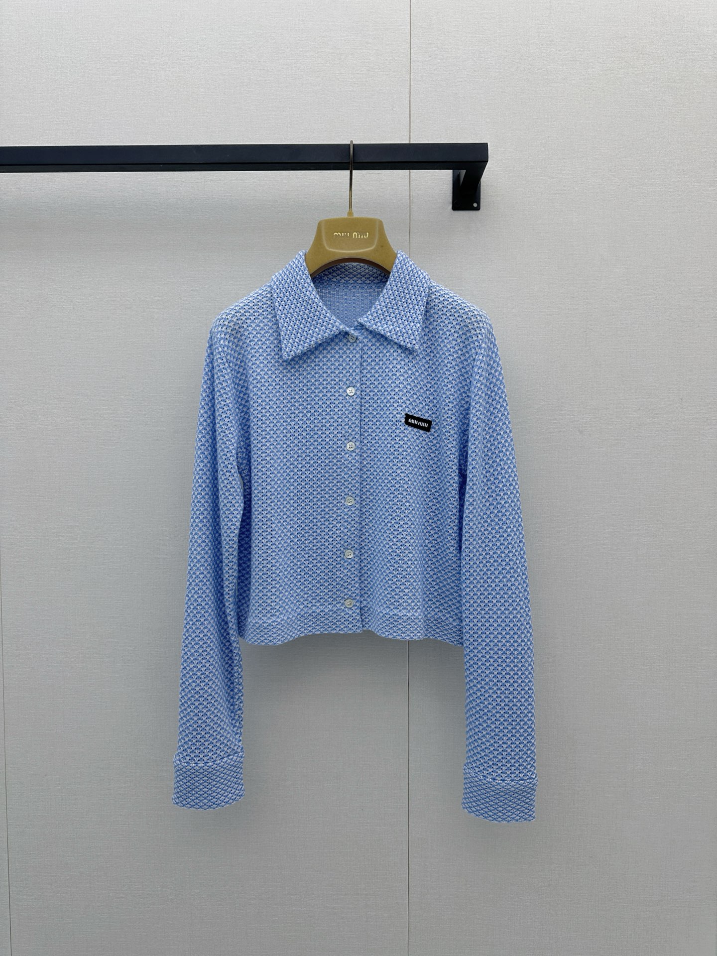 NO:934882,Miu Miu 26's new blue and white houndstooth shirt combines the refreshingness of 'sea salt sparkling water' with the playfulness of 'college girl'~ The light mist blue background is covered with fine white dots, like the clear summer sky crushed into stitches, visually cooling down by 5 degrees!  Classic lapel + single-breasted design, neat and a little lazy, the two off-white buttons on the cuffs are a subtle finishing touch, and when the sleeves are rolled up, the wrists are exposed, and even the movements become light ~ Black leather Miu on the left chest  The Miu logo is a low-key luxury code. It is unobtrusive but can be recognized at a glance. The fabric is soft, waxy and breathable cotton blend (the label shows cotton/viscose fiber blend). The close-fitting dress looks like being blown by the breeze. Wearing it alone in spring and summer is like an 'artistic school girl'. Pair it with suspenders and a suit jacket to instantly become 'urban and sophisticated'. You can even wear it with jeans to look 'French casual'~  The loose fit covers the flesh and makes you look slimmer, the tuck-in corner makes a small person look taller, and the pear-shaped figure hides the width of the hips. This one piece can give you the 'atmosphere' in all occasions!  Wear it, and you will feel the gentleness of sea salt even when you walk ~ Size SML, real product, miumiu, jeans, jackets & coats, shirts, business suit,19860909Miu Miu 26新款蓝白千鸟格衬衫,把“海盐气泡水”的清爽和“学院少女”的俏皮缝在了一起～ 浅雾蓝底上铺满细密白点,像把夏日晴空揉碎成针脚,视觉上瞬间降温5度！经典翻领+单排扣设计,利落中带点慵懒,袖口那两颗米白纽扣悄悄点睛,卷起袖子时露出手腕,连动作都变得轻盈～ 左胸黑色皮质Miu Miu标是低调的奢华暗号,不张扬却一眼被识货～面料是软糯透气的棉混纺（标签显示棉/粘胶纤维混纺）,贴身穿像被微风拂过,春夏单穿是“文艺学姐”,内搭吊带+西装外套秒变“都市轻熟”,甚至配牛仔裤都能穿出“法式随性”～ 宽松版型遮肉显瘦,小个子塞衣角显高,梨形身材藏胯宽,一件承包你所有场合的“氛围感”！穿上它,连走路都带着海盐味的温柔～尺码SML大货实拍,,miumiu,jeans,jackets & coats,shirts,business suit,,Women's clothing