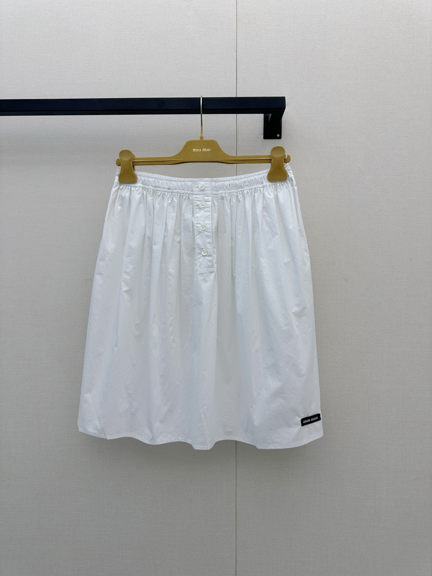 NO:934877,Miu Mi*26 new early autumn elastic waist skirt is made of light cotton fabric, breathable and comfortable, perfect for early autumn!  A-line version + elastic waist, slim and tolerant, suitable for all body types. Front button decoration, perfect details, natural hanging skirt, easy to control for daily commuting and leisure. The white color is versatile, it can be worn with T-shirts, shirts or knitted cardigans. It is easy to get a fresh and simple style ~ color white, size, SML, real shot of large goods,, miumiu, skirts, shirts, tees, t-shirt,19860909Miu Mi*26早秋新品松紧腰半身裙,采用轻薄棉质面料,透气舒适,早秋穿超合适！A字版型+松紧腰,显瘦又包容,适合各种身材.正面纽扣装饰,细节满分,裙摆自然垂坠,日常通勤、休闲都能轻松驾驭.白色百搭,随手搭T恤、衬衫或针织开衫都很出彩,轻松get清新简约风～颜色白色 码数SML大货实拍,,miumiu,skirts,shirts,tees，t-shirt,,Women's clothing