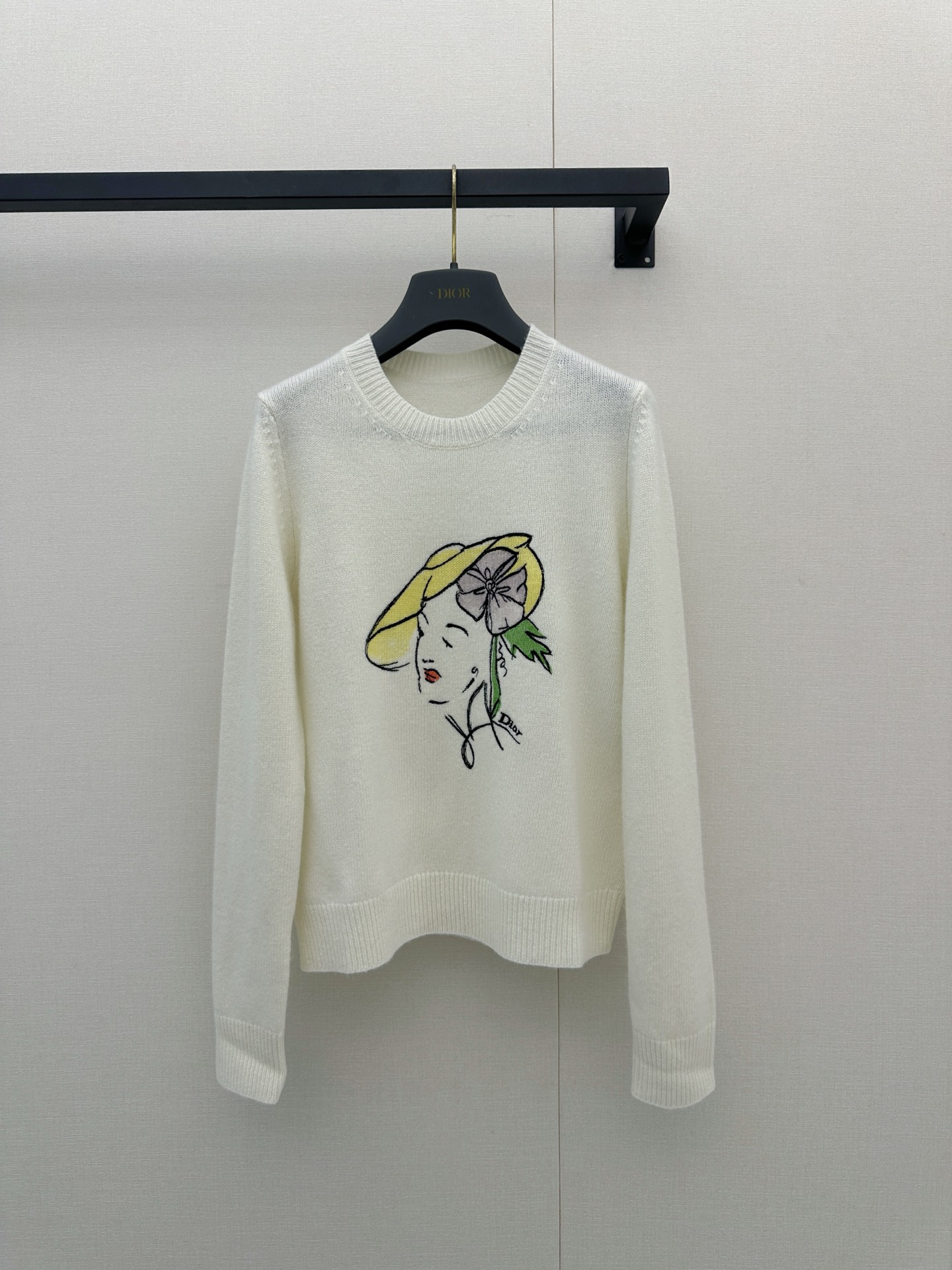 NO:934872,Dior 2026 early autumn series printed sweater, off-white cashmere and wool blend, soft and comfortable, super friendly for daily wear!  The front is hand-painted with a female avatar and flowers, which is full of artistic sense and has high brand recognition. The round neck and long-sleeved design is simple and elegant, and it goes well with jeans or skirts. It is easy to get a refined and relaxed feeling ~ the details are must-have, and it is both fashionable and comfortable!  Actual shots of large products, dior, skirts, jeans,19860909Dior 2026早秋系列印花针织衫,米白色羊绒羊毛混纺,柔软舒适,日常穿搭超友好！正面手绘女性头像+花卉,艺术感满满,品牌辨识度超高.圆领长袖设计,简约大方,搭配牛仔裤或半裙都很出彩,轻松get精致松弛感～细节控必入,时尚与舒适兼得！大货实拍,,dior,skirts,jeans,,Women's clothing