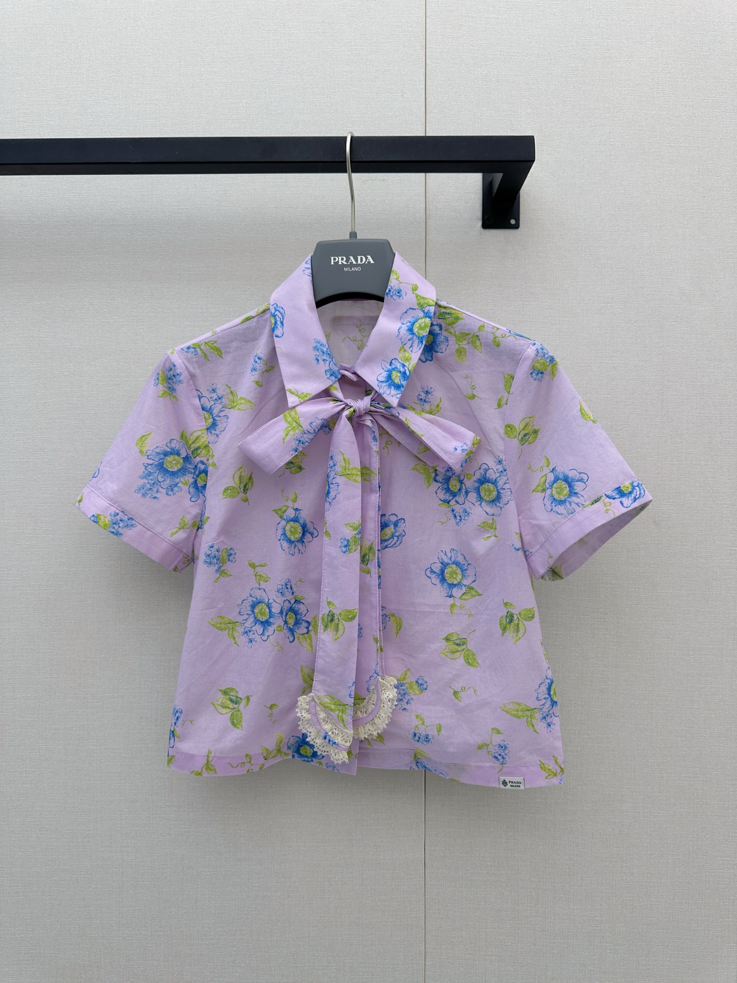 NO:944127,Prad* light pink floral print short-sleeved shirt. The blue and green floral pattern is fresh and soft, full of spring atmosphere. The bow + lace design on the neckline gives it a girly feel. The light and breathable fabric is super comfortable to wear in summer. The loose fit is not flattering on your body shape. It is great for daily outings, vacations and photo shoots!  Pair it with denim shorts or a high-waisted skirt, and you can easily get a gentle and age-reducing style ~ Real photos of large products, prada, skirts, shorts, shirts, T-shirts,19860909Prad*浅粉底色花卉印花短袖衬衫 蓝绿花卉图案清新柔和,春日氛围感满满.领口蝴蝶结+蕾丝边设计,少女感十足.轻薄透气面料,夏天穿超舒服,宽松版型不挑身材,日常出街、度假、拍照都很出片！搭配牛仔短裤或高腰半裙,轻松get温柔减龄风～大货实拍,,prada,skirts,shorts,shirts,T-shirt,,Women's clothing