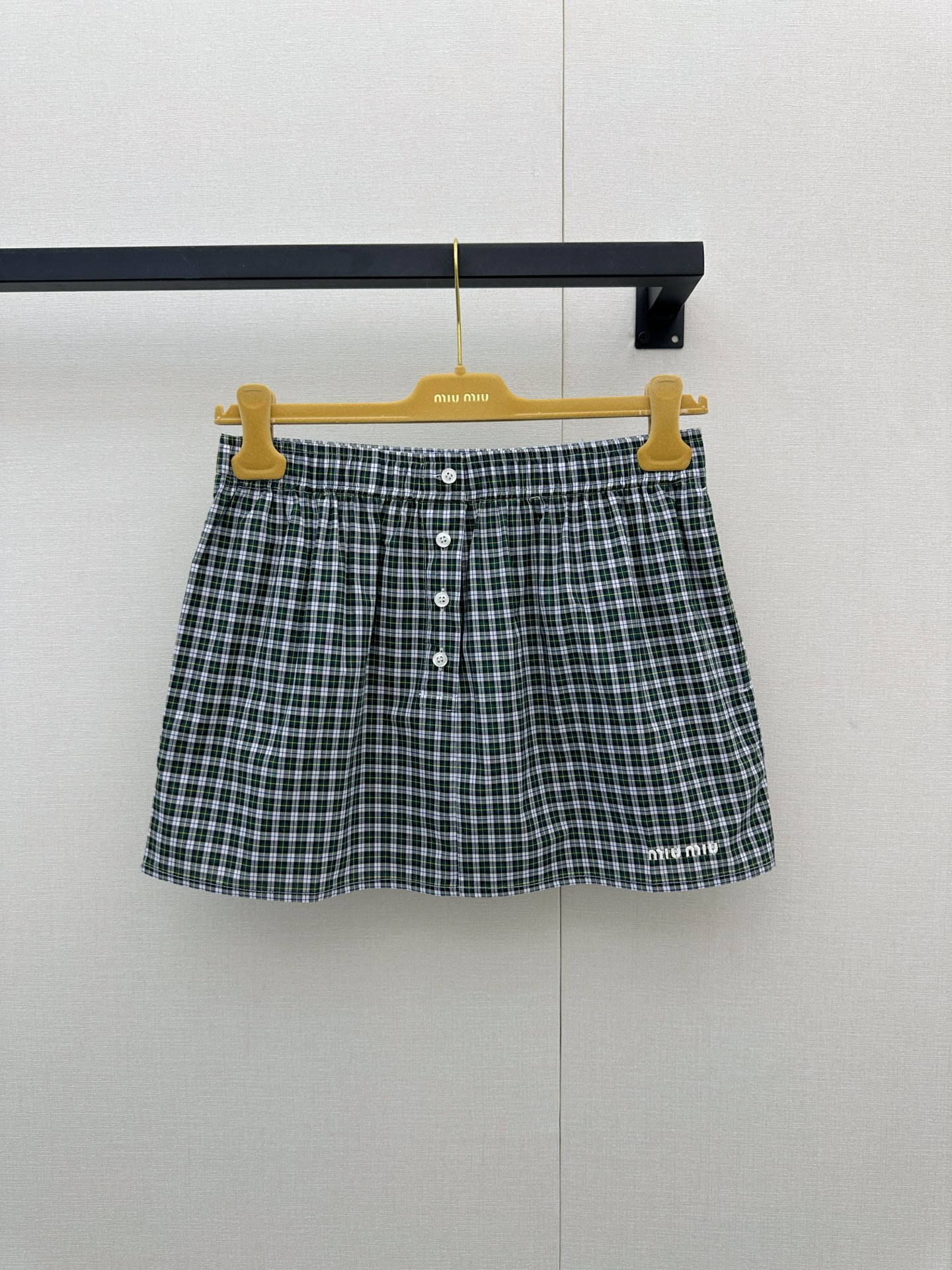 NO:944110,*26new green and white plaid mini skirt, high waisted, A-line version, super long legs, friendly to small people!  The front is embellished with white buttons, full of retro college style, made of exclusively customized imported yb cotton, the skirt is embellished with classic brand letters, and the upper body is self-recognizable!  The light color is super comfortable to wear in spring and summer, and the plaid pattern is classic and eye-catching. It looks great with any shirt, knitted or vest ~ It can be easily used for daily commuting, dating, and short trips, practical and fashionable!  1:1 Awesome version, the latest single product in early autumn. Look for the exclusive high version. SML real shots of large products, skirts, shirts,19860909*26new绿白间色格纹迷你半裙高腰A字版型超显腿长,小个子友好！正面白色纽扣点缀,复古学院风满满独家定制进口yb棉材质,裙摆经典品牌字母刺绣点缀,上身自带辨识度！浅色春夏穿超舒适,格纹经典耐看,随便搭衬衫、针织或马甲都很出彩～日常通勤、约会、短途旅行都能轻松驾驭,实用又时髦！1:1超赞版型,早秋最新单品 认准独家高版本 SML大货实拍,,skirts,shirts,,Women's clothing