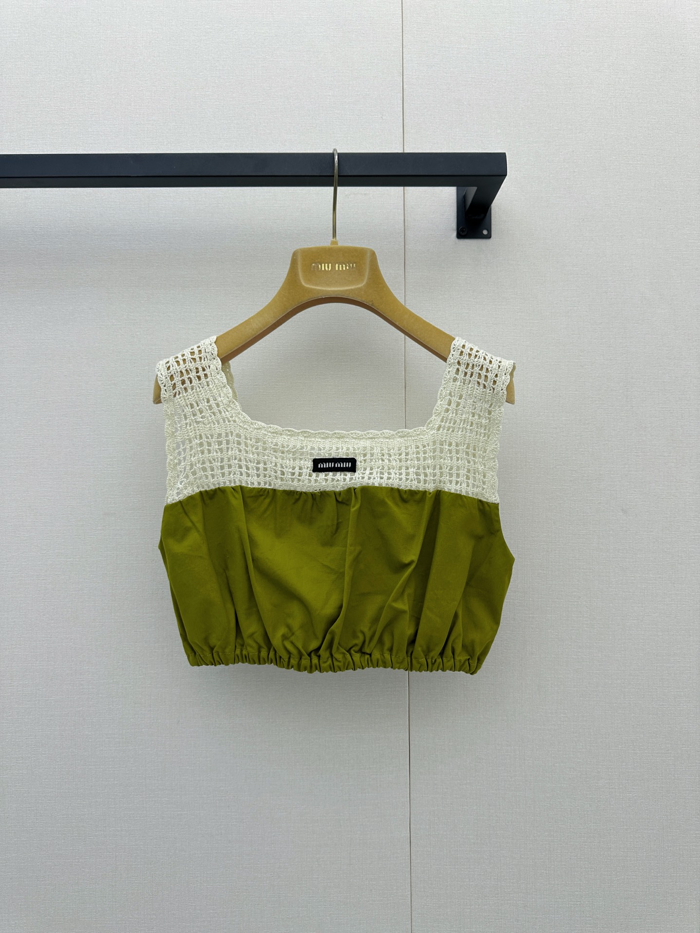 NO:944163,Miumiu Embroidered Lace Strapless Vest Miu Miu｜A touch of olive green brightens up the entire spring and summer wardrobe. The spring and summer wardrobe needs a touch of dazzling olive green. It comes with a retro filter, which makes it whiter and more advanced. Say goodbye to the boring feeling of seeing the lady of a southern French manor!  Sisters!  I have to lock this skirt up today!  Who knows!  This is the true combination of 'summer luxury and relaxation', the romance and luxury of summer. Pair it with a skirt of the same series. This set will wrap it up for you. Whoever wears it will walk in the MiuMiuBeach series. It will look beautiful when given as a gift or for personal use!  SML real shots of large products,,miumiu,skirts,19860909Miumiu 刺绣蕾丝抹胸背心 Miu Miu｜一抹橄榄绿点亮整个春夏衣橱 春夏衣橱太需要一抹亮眼的橄榄绿了 自带复古滤镜,显白又高级,告别沉闷 南法庄园大小姐既视感！姐妹们！今天必须把这半裙锁死！谁懂啊！这才是真正把「夏日贵气松弛感」夏天的浪漫和贵气 搭配同系列半裙 这一套直接给你包圆了,谁穿谁是行走的 MiuMiuBeach系列,送礼自用都美美嘟！SML大货实拍,,miumiu,skirts,,Women's clothing