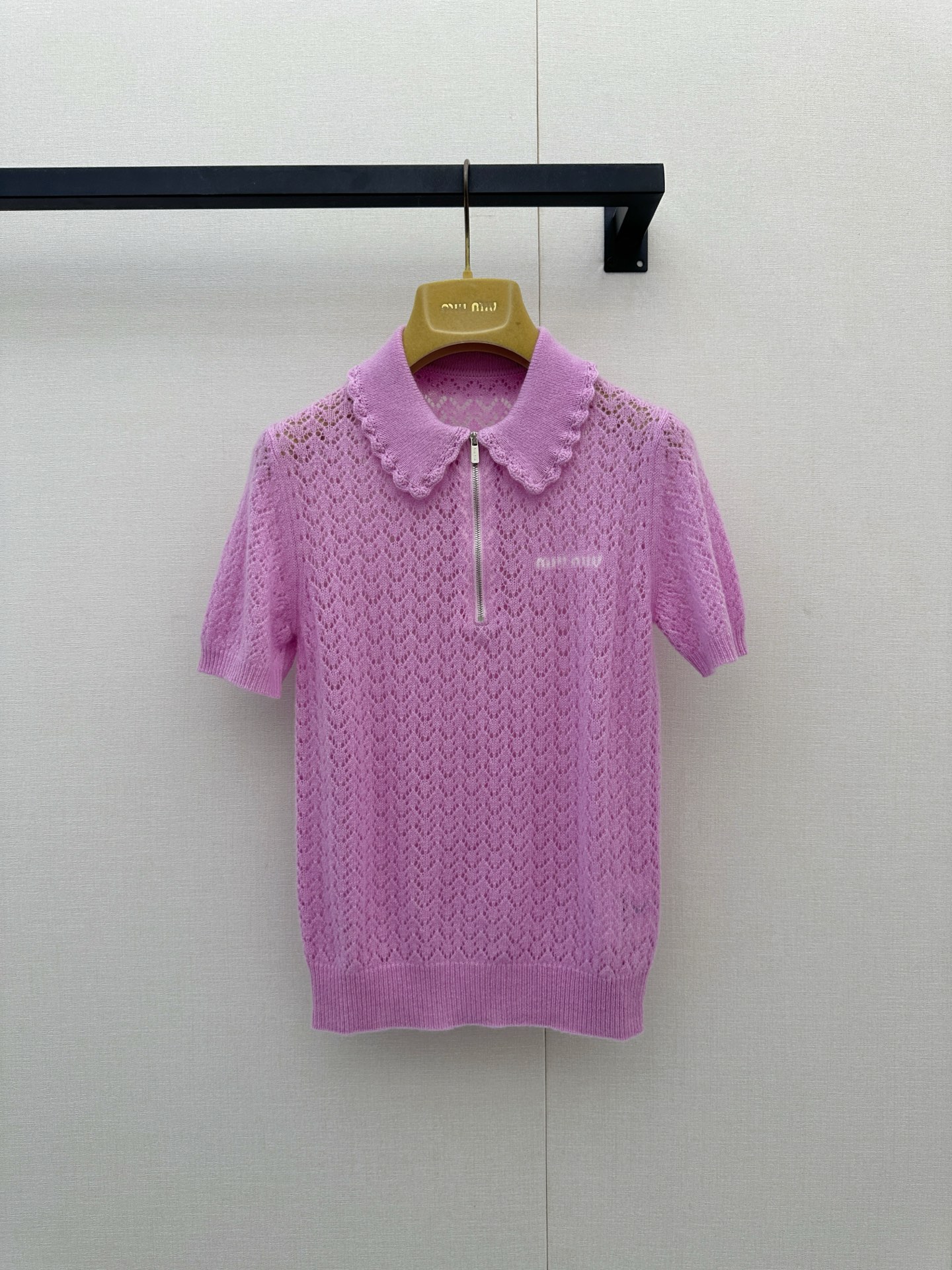 NO:944152,*26new lace collar, hollow pattern, half-zip knitted short sleeves, soft mulberry silk and cashmere blend, upper body with delicate knitted texture, high-end and comfortable texture!  The sweet girl's age-reducing college sense is perfectly reproduced!  Exclusively customized imported yb mulberry silk cashmere blended material, wavy lace lapels + zipper design, straight shoulder version, slimming upper body, super recognizable brand embroidery on the chest, rose pink upper body to reduce age and look whiter!  Easily paired with a denim skirt or wide-leg pants, you can wear it in a gentle or Korean sweet girl style!  It is suitable for daily commuting and daily outings. It is practical and fashionable, and can easily enhance the quality of your outfit!  1:1 Awesome version, the latest early autumn items, look out for the exclusive high version SML real shots of large products, skirts, T-shirts,19860909*26new花边领镂空花纹半拉链针织短袖柔软桑蚕丝羊绒混纺,上身细腻针织纹理,质感高级又舒适！甜妹减龄学院感完美再现！独家定制进口yb桑蚕丝羊绒混纺材质,波浪花边翻领+拉链设计,正肩版型上身修身显瘦,胸前品牌刺绣超有辨识度玫粉色上身减龄又显白！轻松搭配牛仔裙或阔腿裤,温柔or韩系甜妹风都能驾驭！日常通勤、日常出街都很适合,实用又时髦,轻松提升穿搭质感！1:1超赞版型,早秋最新单品,认准独家高版本 SML大货实拍,,skirts,T-shirt,,Women's clothing