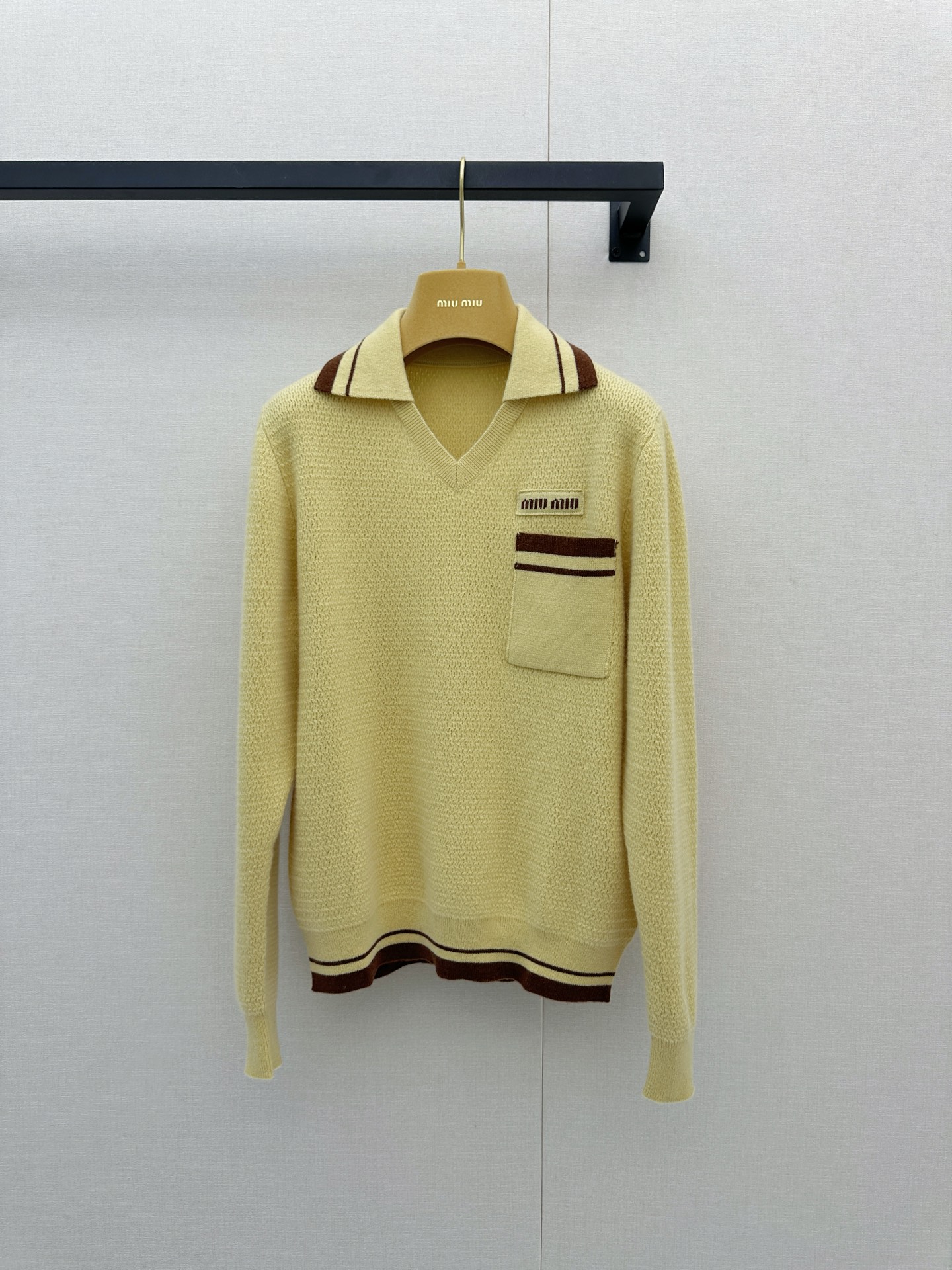 NO:944120,*26new Contrast color lapel fake two-piece sweater with light yellow main color + dark brown contrasting stripes, full of college style, slightly wide version to modify body proportions, relaxed and lazy online~ Exclusive custom-made imported yb cashmere material, small chest pocket + brand letter embroidery, exquisite details and high recognition~ It can be easily used for daily commuting or leisure, and it goes well with jeans or casual pants!  Delicate knitting technology, high-end texture, a must-have fashion item in autumn and winter. 1:1 awesome version, the latest item in spring and summer. Look for the exclusive high version. SML real shots of large quantities,,jeans,19860909*26new撞色翻领假两件针织衫浅黄色主色+深棕撞色条纹,学院风满满微阔版型修饰身线比例,松弛慵懒感在线～独家定制进口yb山羊绒材质,胸前小口袋+品牌字母刺绣,细节精致辨识度高～日常通勤或休闲都能轻松驾驭,搭配牛仔裤或休闲裤都很OK！针织工艺细腻,质感高级,秋冬季节必备时尚单品 1:1超赞版型,春夏最新单品 认准独家高版本 SML大货实拍,,jeans,,Women's clothing