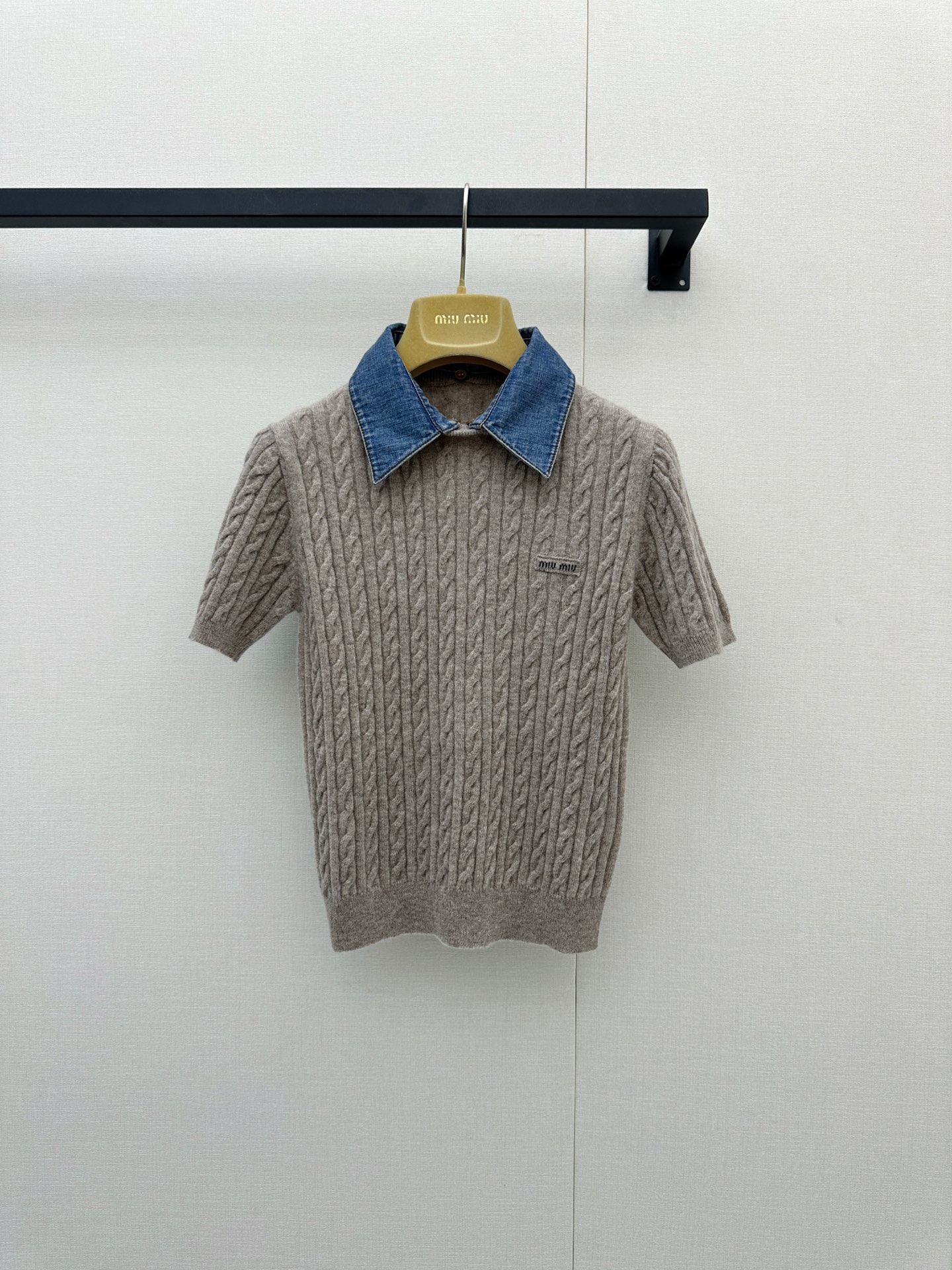 NO:944166,*26new denim collar twist knitted short-sleeved cashmere wool blended knitted fabric, paired with a detachable denim shirt collar, full of college style!  Twist texture + metal buttons, full of details, short design that shows off your body proportions, the first choice for autumn and winter wear. Exclusively customized imported yb cashmere wool blend material, embellished with brand letter embroidery on the chest, low-key yet luxurious, and denim collar splicing on the neckline adds a casual feel. It can be easily managed for commuting, dating, and daily life. It goes well with skirts or jeans. It is easy to get Korean or college style. 1:1 awesome version, the latest spring and summer items, look for the exclusive high version  SML real shots of large goods,,skirts,jeans,shirts,T-shirt,19860909*26new牛仔领麻花针织短袖山羊绒羊毛混纺针织面料,搭配可拆卸牛仔衬衫领,学院风满满！麻花纹理+金属纽扣,细节感十足,短款设计超显身材比例,秋冬穿搭首选独家定制进口yb山羊绒羊毛混纺材质,胸前品牌字母刺绣图案点缀,低调不失奢华感,领口牛仔领拼接增添休闲感,通勤、约会、日常都能轻松驾驭,搭配半裙或牛仔裤都很出彩,轻松get韩系or学院风穿搭风格～1:1超赞版型,春夏最新单品 认准独家高版本 SML大货实拍,,skirts,jeans,shirts,T-shirt,,Women's clothing