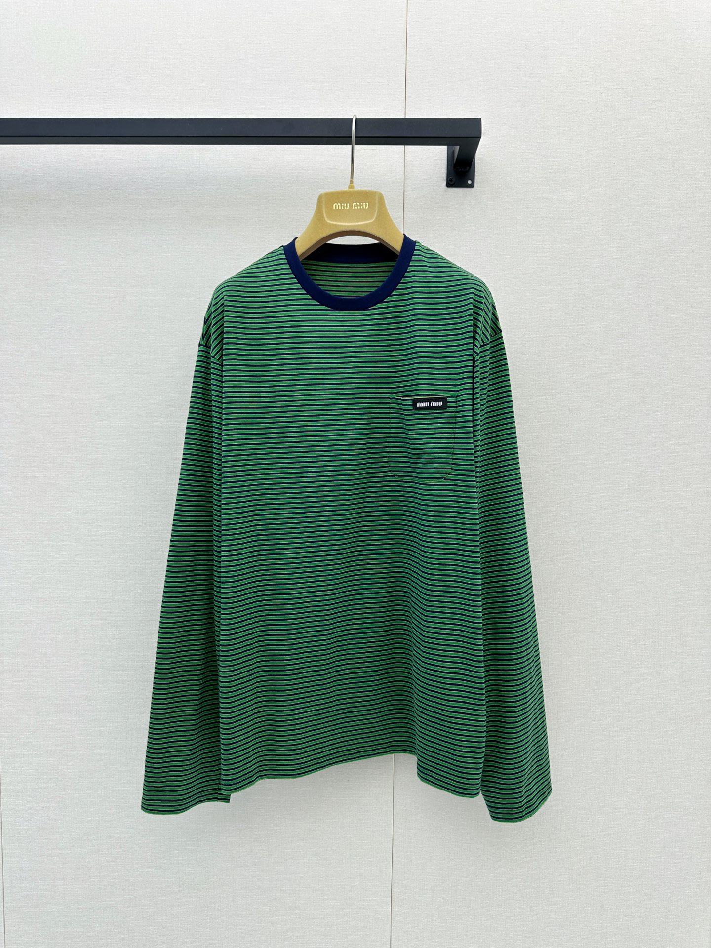 NO:944154,Miu Miu retro green striped long sleeve Miu college ceiling new color green pinstripe striped knitted long sleeve inspired by classic college style~Navy contrasting round neck + fine green and black stripes, directly filling the retro atmosphere [Cute and cute R] Oversize men's silhouette, loose and dropped shoulders, very tolerant, looks good when worn alone or layered Small chest pocket with Miu Miu logo patch, exquisite details Double-ended crochet bottom hem is solidly made, and the jersey fabric is soft and skin-friendly  Paired with a pleated skirt, you can easily wear it to look like a relaxed sweet girl. It is casual and age-reducing. It is effortless to go out every day [Wow R] Real photos of large products,,miumiu,versace,skirts,19860909Miu Miu复古绿条纹长袖 Miu系学院天花板新配色绿色细条纹汲取经典学院风灵感的条纹针织长袖～藏青撞色圆领+细密绿黑条纹,复古氛围直接拉满[萌萌哒R] Oversize男装廓形,宽松落肩,包容性很强,叠穿单穿都好看 胸前小口袋搭配Miu Miu徽标贴饰,细节精致到位 双头钩针底边做工扎实,平纹针织面料软糯亲肤 搭配百褶短裙,轻松穿出松弛甜妹感,随性又减龄,日常出门毫不费力呀[哇R]  大货实拍,,miumiu,versace,skirts,,Women's clothing