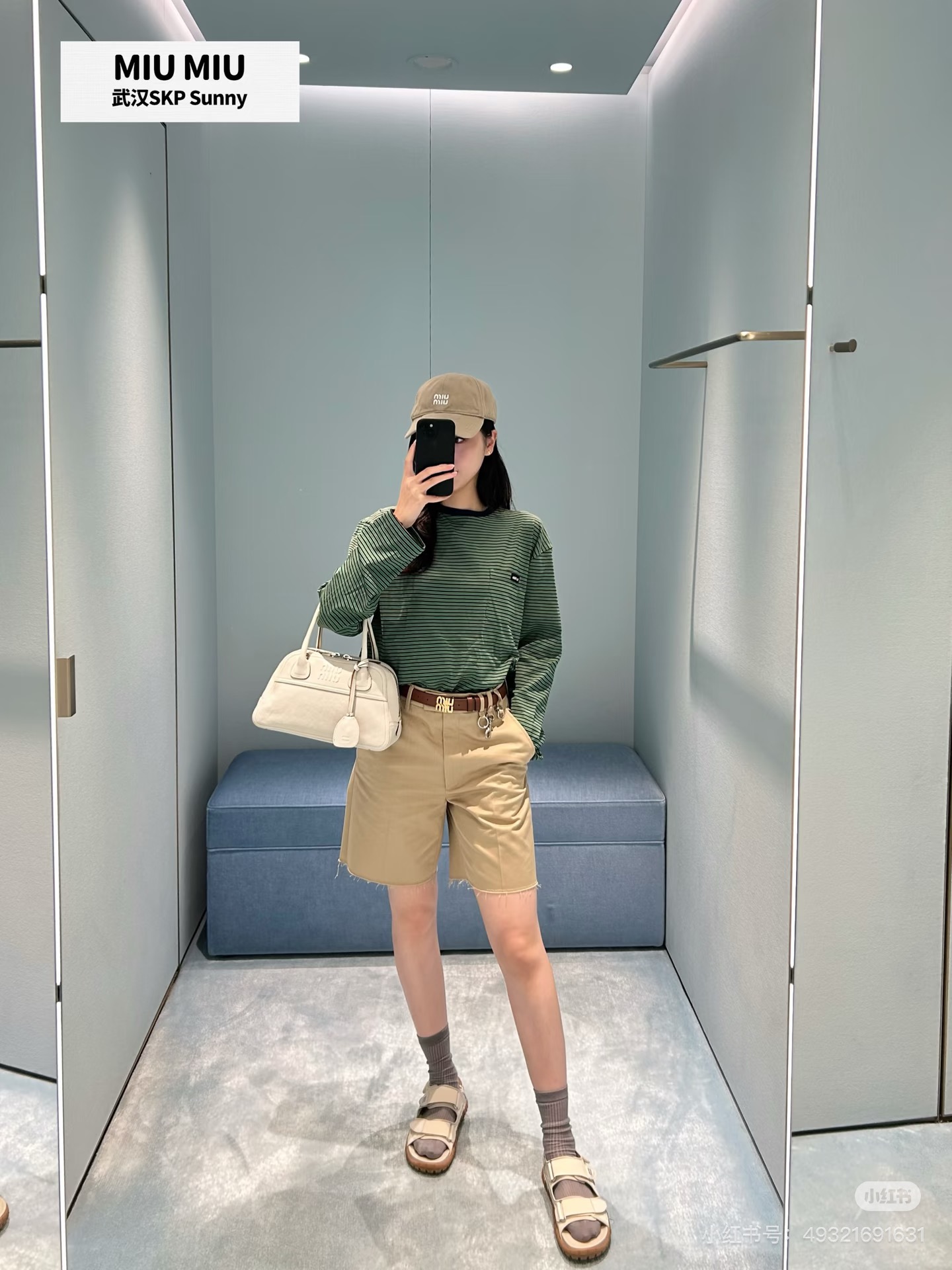 NO:944160,Miu Miu retro green striped long sleeve Miu college ceiling new color green pinstripe striped knitted long sleeve inspired by classic college style~Navy contrasting round neck + fine green and black stripes, directly filling the retro atmosphere [Cute and cute R] Oversize men's silhouette, loose and dropped shoulders, very tolerant, looks good when worn alone or layered Small chest pocket with Miu Miu logo patch, exquisite details Double-ended crochet bottom hem is solidly made, and the jersey fabric is soft and skin-friendly  Paired with a pleated skirt, you can easily wear it to look like a relaxed sweet girl. It is casual and reduces your age. It is effortless to go out every day [Wow R],,miumiu,versace,skirts,19860909Miu Miu复古绿条纹长袖 Miu系学院天花板新配色绿色细条纹汲取经典学院风灵感的条纹针织长袖～藏青撞色圆领+细密绿黑条纹,复古氛围直接拉满[萌萌哒R] Oversize男装廓形,宽松落肩,包容性很强,叠穿单穿都好看 胸前小口袋搭配Miu Miu徽标贴饰,细节精致到位 双头钩针底边做工扎实,平纹针织面料软糯亲肤 搭配百褶短裙,轻松穿出松弛甜妹感,随性又减龄,日常出门毫不费力呀[哇R],,miumiu,versace,skirts,,Women's clothing