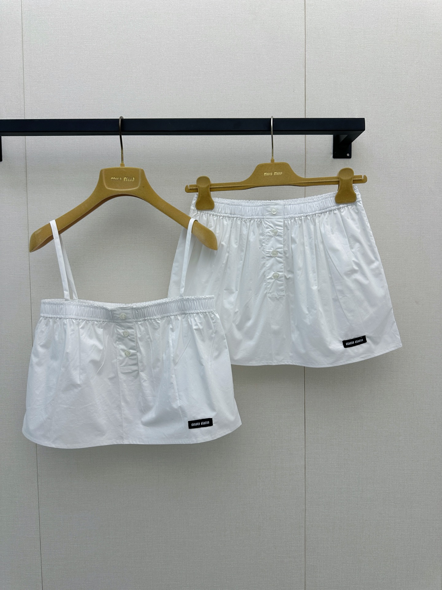 NO:944138,*26new white elastic waist skirt, simple design + cotton fabric, light and breathable, perfect for summer!  The elasticated waist modifies the body shape, and the hem length is just right, making it elegant and convenient for activities. Exclusively made of imported yb cotton, with button details on the front, it is easy to put on and take off and has a sense of design. It can be easily worn in daily life, vacations, and parties. Pair it with sandals or white shoes for a fresh and natural look!  1:1 Awesome version, the latest spring and summer items, look for exclusive high-end versions, ready-made SML products, real shots, sandals, skirts,19860909*26new白色松紧腰半裙 简约设计+棉质面料,轻盈透气超适合夏天！松紧收腰修饰身形,裙摆长度刚好,优雅又方便活动独家定制进口yb棉材质,正面纽扣细节,穿脱方便还很有设计感～日常、度假、聚会都能轻松驾驭,搭配凉鞋或小白鞋,清新自然感满分！1:1超赞版型,春夏最新单品 认准独家高版本 现货 SML大货实拍,,sandals,skirts,,Women's clothing
