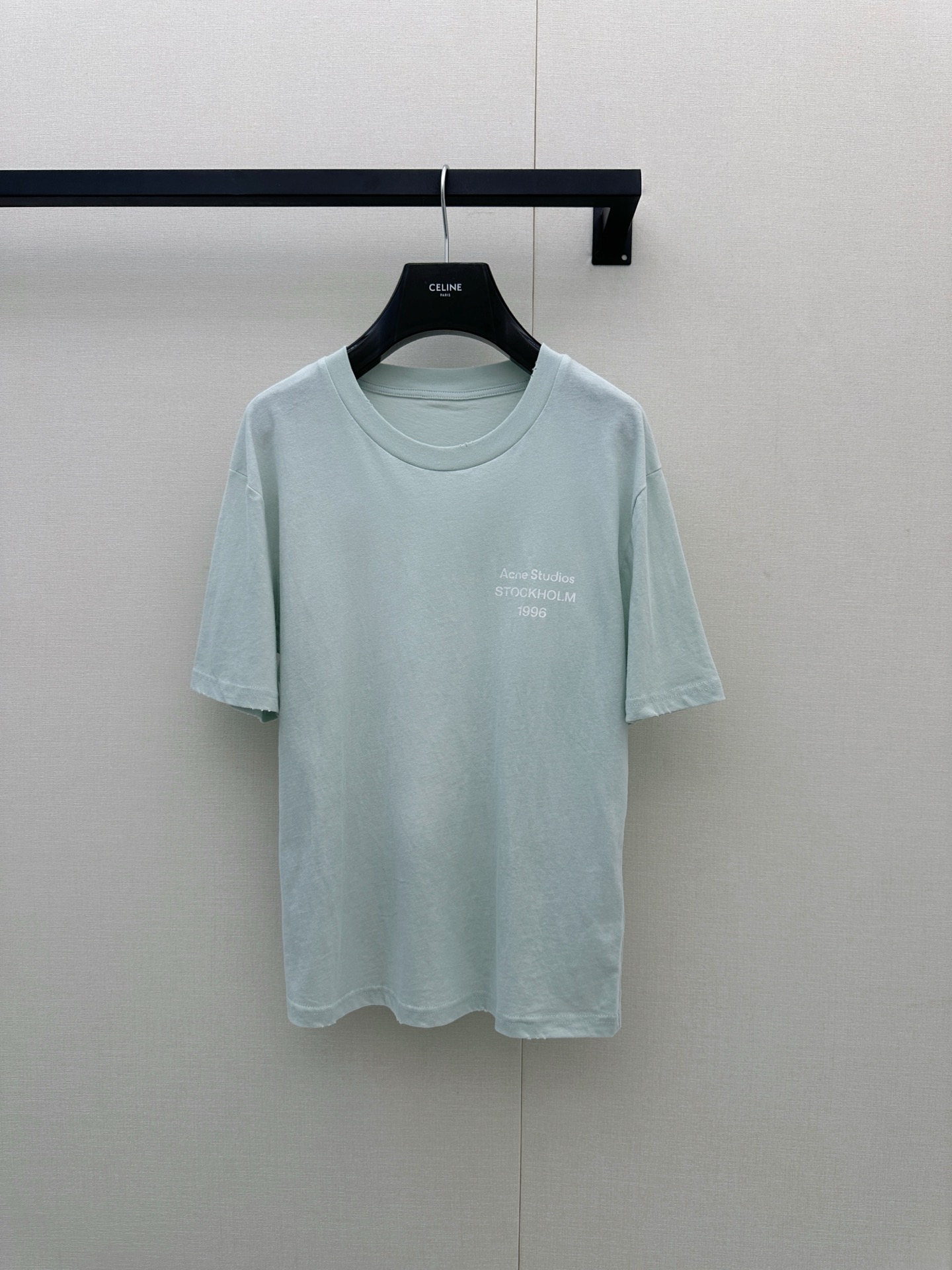 NO:947167,Acne Studio*26 early autumn new product 1996 series mint green short-sleeved T-shirt, 85% cotton + 15% linen blend, skin-friendly and breathable, with a natural washed texture. The shoulder-fitting version is lazy and casual, and the logo letter print on the front is super recognizable. The mint green has low saturation, looks tender and versatile, and is great to wear alone or layered in spring and summer. It can easily create a Nordic minimalist style, and can be used for commuting and leisure!  Color mint green Size SML large goods real shot,acne studios,dior,T-shirt,tees,t-shirt,19860909Acne Studio*26早秋新品1996系列薄荷绿 短袖T恤,85棉+15麻混纺,亲肤透气,带自然水洗肌理感.正肩合身版型,慵懒随性,正面logo字母印花超有辨识度.薄荷绿低饱和度,显嫩又百搭,春夏单穿或叠搭都很出彩,轻松打造北欧极简风,通勤休闲都能hold住！颜色薄荷绿 码数SML大货实拍,,acne studios,dior,T-shirt,tees，t-shirt,,Women's clothing