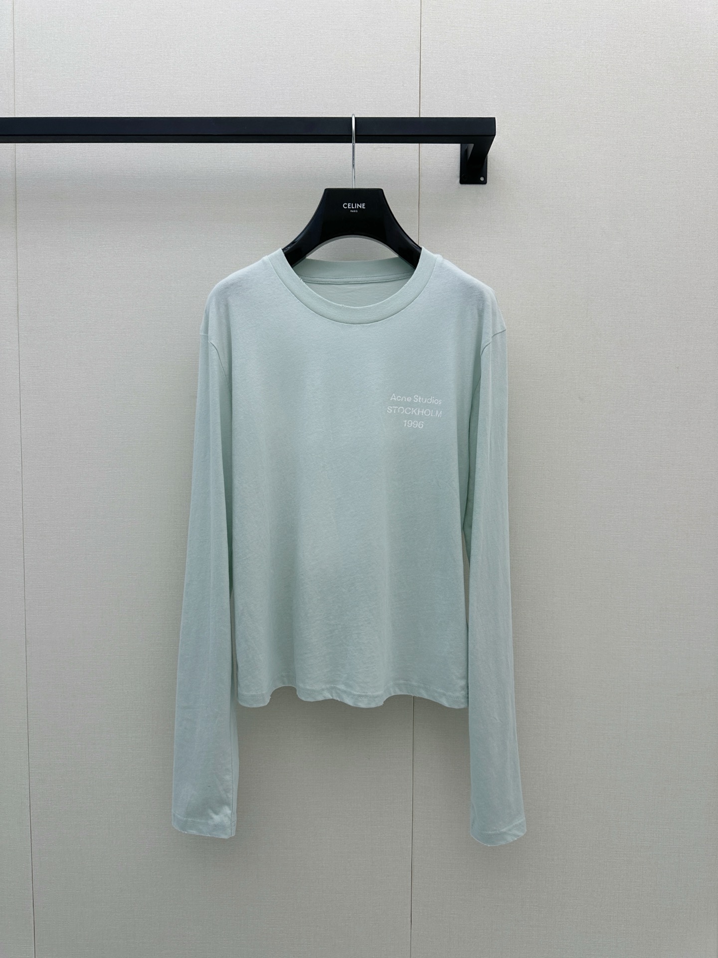 NO:947157,Acne Studio*26 early autumn new product 1996 series mint green long-sleeved T-shirt, 85% cotton + 15% linen blend, skin-friendly and breathable, with a natural washed texture. It has a straight shoulder fit, lazy and casual, and the logo letter print on the front is highly recognizable. The mint green has low saturation, looks tender and versatile, and is great to wear alone or layered in spring and summer. It can easily create a Nordic minimalist style, and can be used for commuting and leisure!  Color mint green Size SML large goods real shot,acne studios,dior,tees,t-shirt,19860909Acne Studio*26早秋新品1996系列薄荷绿 长袖T恤,85棉+15麻混纺,亲肤透气,带自然水洗肌理感.正肩合身版型,慵懒随性,正面logo字母印花超有辨识度.薄荷绿低饱和度,显嫩又百搭,春夏单穿或叠搭都很出彩,轻松打造北欧极简风,通勤休闲都能hold住！ 颜色薄荷绿 码数SML大货实拍,,acne studios,dior,tees，t-shirt,,Women's clothing