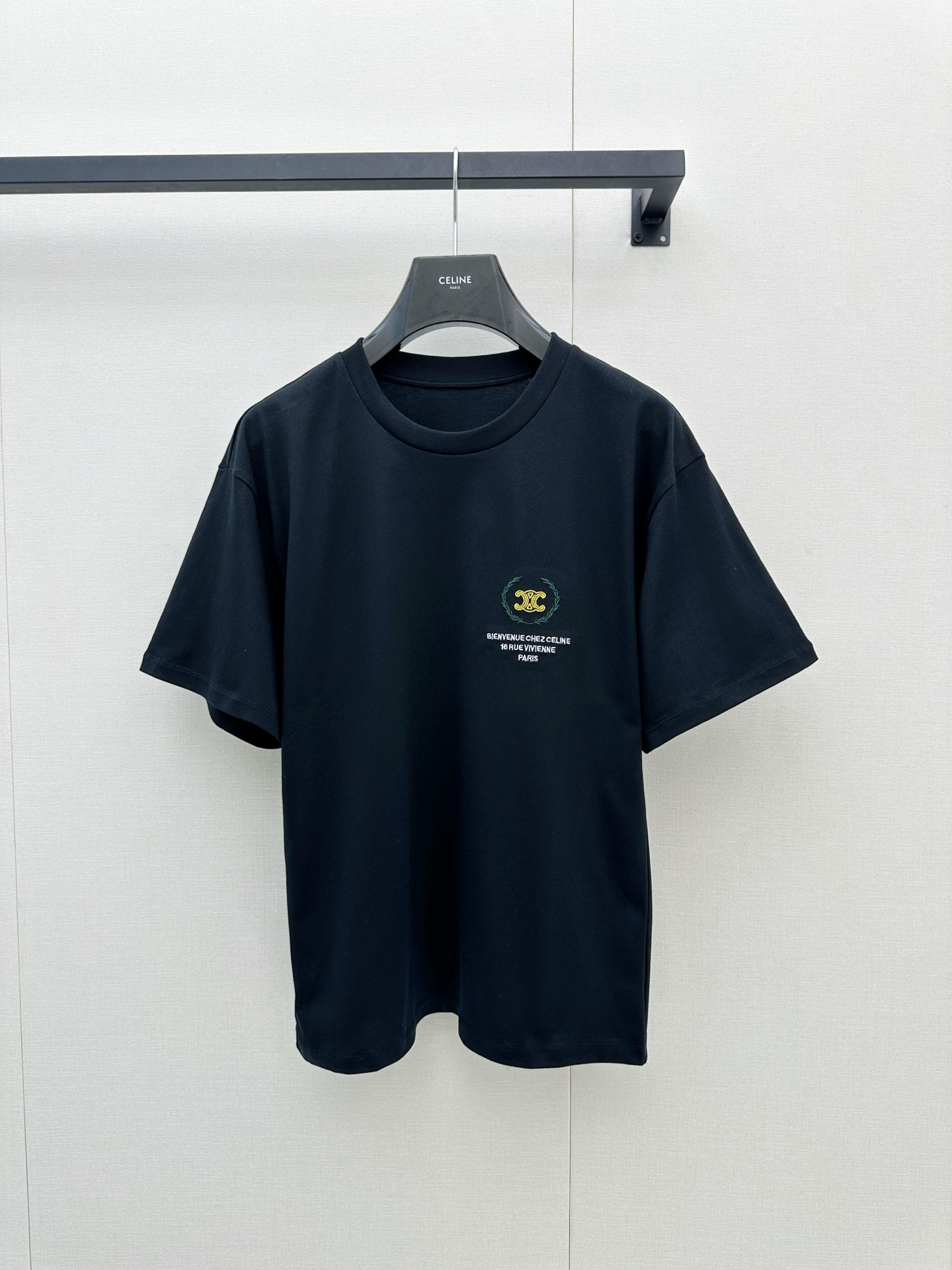 NO:947140,*26new Contrast color letter embroidery round neck short-sleeved brand logo + 'Welcome to the home of CELINE' on the chest, simple and recognizable!  The same wide-fitting upper body for men and women, no pressure!  Exclusively customized imported yb cotton material, the loose-fitting upper body is fashionable and covers the flesh, and the loose cuffs modify the arm lines. It is super friendly to the figure~ It can be easily controlled for daily commuting and leisure. It is versatile to wear alone or as an inner layer, and you can easily get the American retro style!  1:1 Awesome version, the latest spring and summer items, look for the exclusive high version, SML real shots of large products, celine, T-shirt,19860909*26new撞色字母刺绣圆领短袖胸前品牌标志+“欢迎来到CELINE之家”字样,简约又有辨识度！男女同款阔型上身无压力！独家定制进口yb棉材质,宽松版型上身遮肉又时髦,宽松袖口修饰手臂线条,对身材超友好～日常通勤、休闲都能轻松驾驭,单穿或内搭都很百搭,轻松get美式复古风！1:1超赞版型,春夏最新单品,认准独家高版本 SML大货实拍,,celine,T-shirt,,Women's clothing