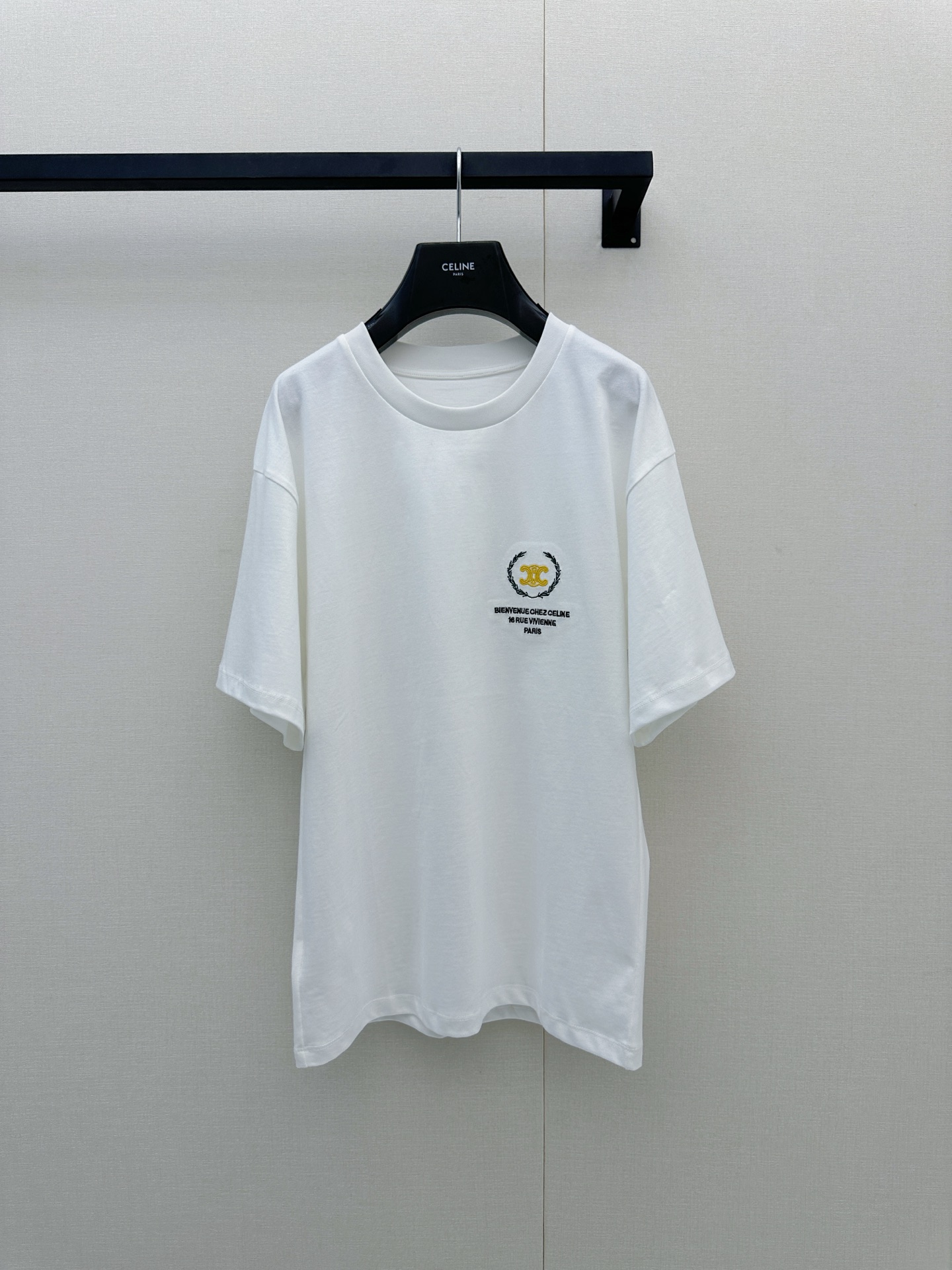 NO:947123,*26new Contrast color letter embroidery round neck short-sleeved brand logo + 'Welcome to the home of CELINE' on the chest, simple and recognizable!  The same wide-fitting upper body for men and women, no pressure!  Exclusively customized imported yb cotton material, the loose-fitting upper body is fashionable and covers the flesh, and the loose cuffs modify the arm lines. It is super friendly to the figure~ It can be easily controlled for daily commuting and leisure. It is versatile to wear alone or as an inner layer, and you can easily get the American retro style!  1:1 Awesome version, the latest spring and summer items, look for the exclusive high version, SML real shots of large products, celine, T-shirt,19860909*26new撞色字母刺绣圆领短袖胸前品牌标志+“欢迎来到CELINE之家”字样,简约又有辨识度！男女同款阔型上身无压力！独家定制进口yb棉材质,宽松版型上身遮肉又时髦,宽松袖口修饰手臂线条,对身材超友好～日常通勤、休闲都能轻松驾驭,单穿或内搭都很百搭,轻松get美式复古风！1:1超赞版型,春夏最新单品,认准独家高版本 SML大货实拍,,celine,T-shirt,,Women's clothing