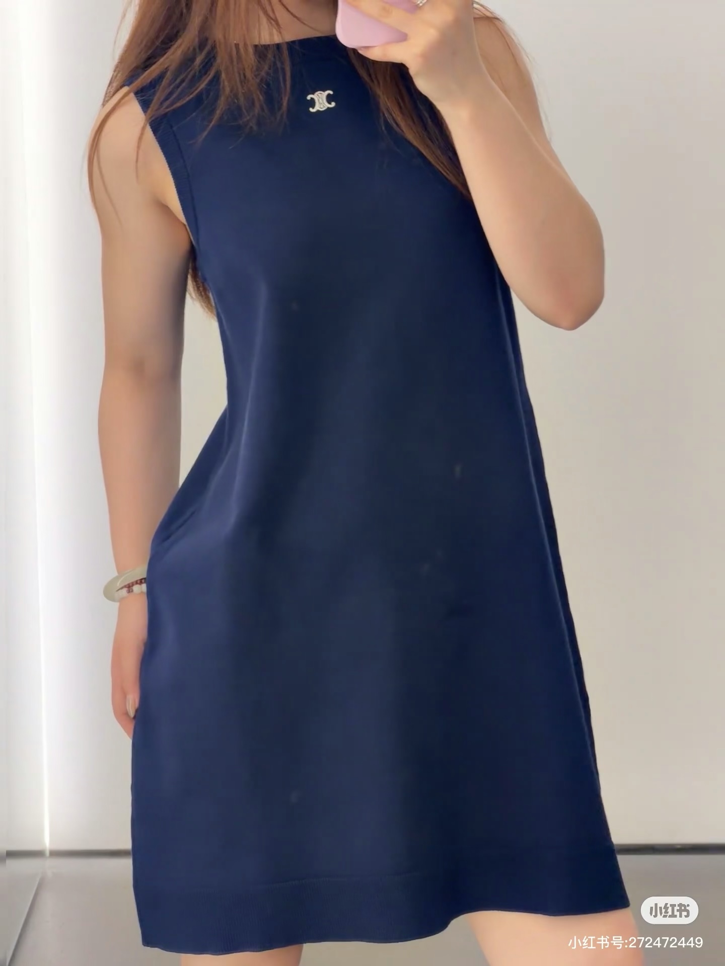 NO:947112,Celine Woolen Dress Effortless Simplicity The spring and summer series really takes the 'effortless sense of luxury' to the extreme. There is no exaggerated design, but each set exudes a cold and confident French aura. The clean tailoring, relaxed silhouette, and minimalist color matching are still high-end but not outdated even now. Real fashion is never piled up, but makes people feel 'very expensive and tasteful' at a glance. SML,,celine,skirts,19860909Celine 毛织连衣裙 毫不费力的简约 春夏系列真的把“毫不费力的高级感”拿捏到了极致.没有夸张的设计,却每一套都透着一种冷淡又自信的法式气场.干净利落的剪裁、松弛的廓形、极简配色,放到现在看依旧高级不过时.真正的时髦,从来不是堆砌,而是让人一眼就觉得“很贵很有品味”.SML,,celine,skirts,,Women's clothing