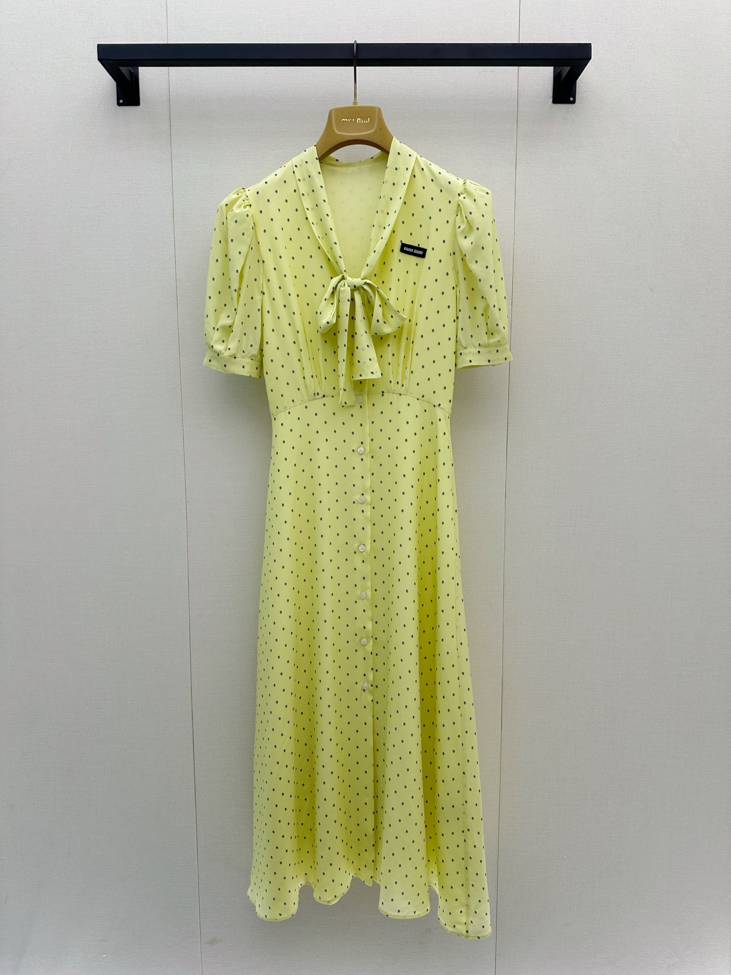 NO:947062,*26new strappy goose yellow polka dot dress with V-neck lace-up puff sleeves designed to modify the shoulders and neck, waist cut to show body curves, fishtail skirt elegant and smart, exclusive custom-made imported yb mulberry silk material, classic emblem embellishment on the chest to highlight the recognition, neckline lace design adds a girlish sense of playfulness!  The goose yellow is white, the yellow leather is friendly, and the polka dots are full of retro feeling. It can be easily used for daily life, dating, and vacation ~ Pair it with a straw bag and sandals, and it will directly bring out the French atmosphere!  1:1 Awesome version, the latest single product in early autumn, look for the exclusive high version, SML real shots of large products, sandals, espadrilles, skirts,19860909*26new绑带鹅黄波点连衣裙V领系带泡泡袖设计修饰肩颈,收腰剪裁显身材曲线,鱼尾裙摆优雅又灵动独家定制进口yb桑蚕丝材质,胸前经典章仔点缀突显辨识度,领口系绳设计增添少女俏皮感！鹅黄色显白,黄皮友好,波点复古感满满,日常、约会、度假都能轻松驾驭～搭配草编包和凉鞋,法式氛围感直接拉满！1:1超赞版型,早秋最新单品 认准独家高版本 SML大货实拍,,sandals,espadrilles,skirts,,Women's clothing