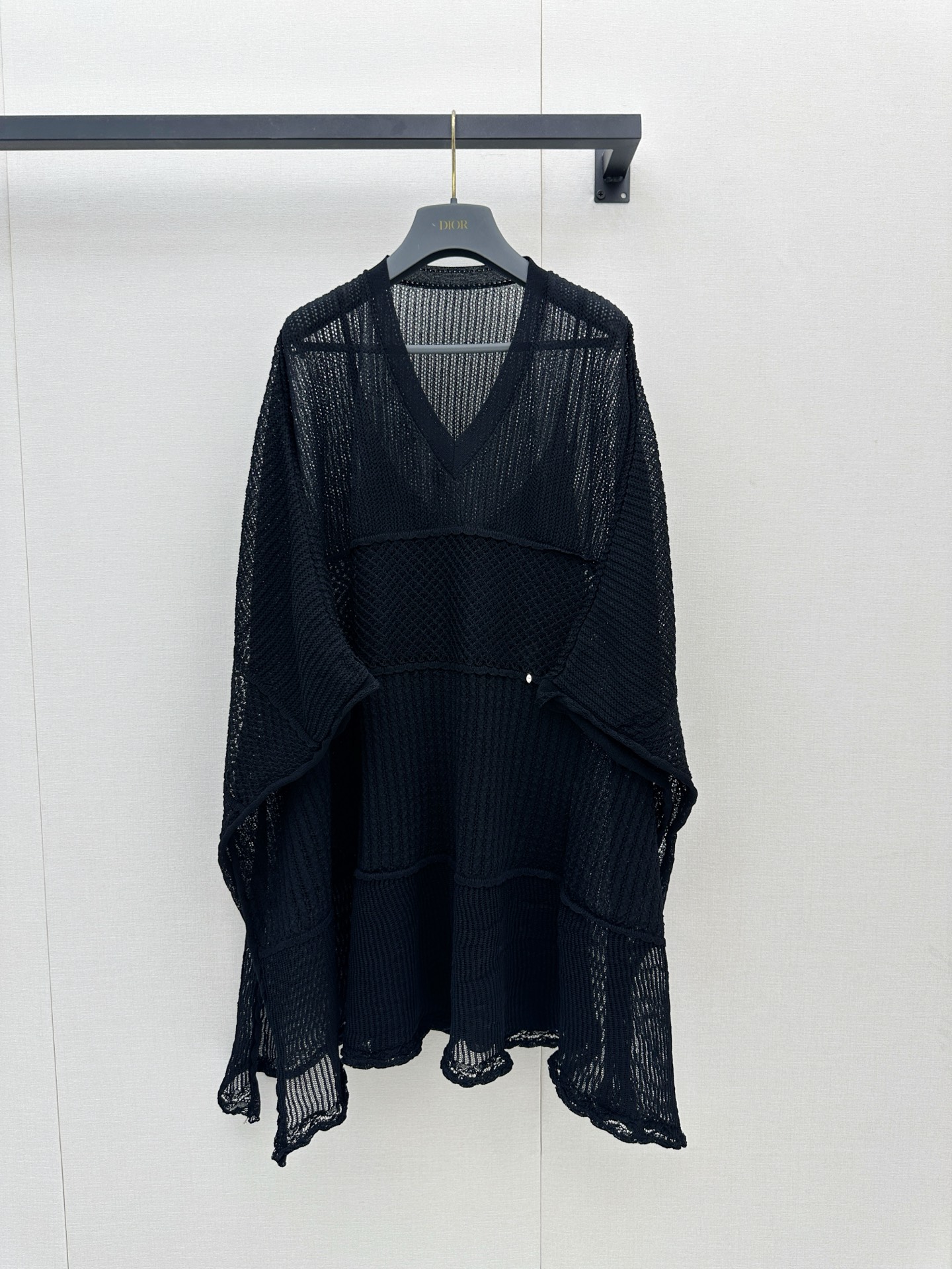 NO:947051,Dior's black hollow knitted dress features a V-neck design that outlines the elegant neck line. The loose silhouette and layered hem create a casual and elegant feel. It is a fashionable item that combines both artistic sense and practical wearability.  It is suitable for matching with simple inner wear or worn alone on vacations, dinners, art exhibitions and other occasions. It can also be used as an outer cover-up to enhance the overall look. Its light and translucent knitted structure retains warmth without losing sexiness, making it an ideal choice for the transitional season between spring and summer. Real photos of large quantities, dior, dior, skirts,19860909Dior迪奥黑色镂空针织连衣裙,以V领设计勾勒优雅颈部线条,宽松廓形与层叠下摆营造随性飘逸感,是兼具艺术感与实穿性的时尚单品. 适合搭配简约内搭或单穿于度假、晚宴、艺术展览等场合,亦可作为外搭罩衫提升整体造型层次.其轻盈透肤的针织结构,既保留温度又不失性感,是春夏过渡季的理想选择.大货实拍,,dior,dior,skirts,,Women's clothing
