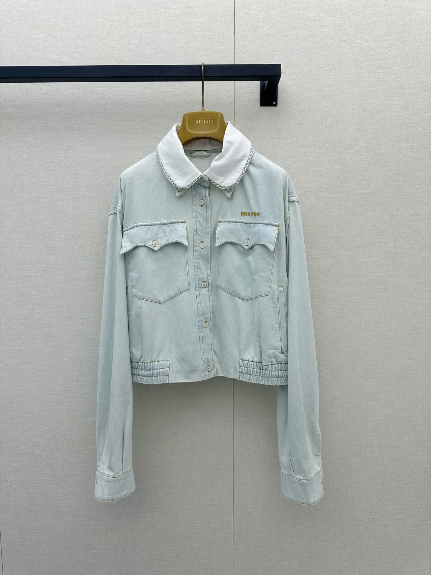 NO:948604,*26new detachable lace collar denim jacket intellectual college age-reducing style is easy to get, the slightly wide version of the upper body is versatile and not picky, it is great to wear alone or layered!  The removable hollow lace shirt collar design adds more style to your outfit!  Exclusively customized imported yb cotton material, embellished with classic logo letter embroidery patterns on the chest, the upper body is sweet and generous ~ mother-of-pearl buckles highlight the quality, and the layered style has the brand's unique fashion charm!  1:1 Awesome version, the latest spring and summer items, look for the exclusive high version SML real shots of large products, jackets & coats, shirts,19860909*26new可拆卸花边领丹宁牛仔外套知识分子学院减龄风格轻松get,微阔版型上身百搭不挑人,单穿叠搭都超赞！可拆卸镂空花边衬衫领设计增添更多穿搭风格！独家定制进口yb棉材质,胸口经典徽标字母刺绣图案点缀,上身甜美大方～贝母扣彰显品质,叠穿风格都有品牌独有的时尚魅力！1:1超赞版型,春夏最新单品,认准独家高版本 SML大货实拍,,jackets & coats,shirts,,Women's clothing