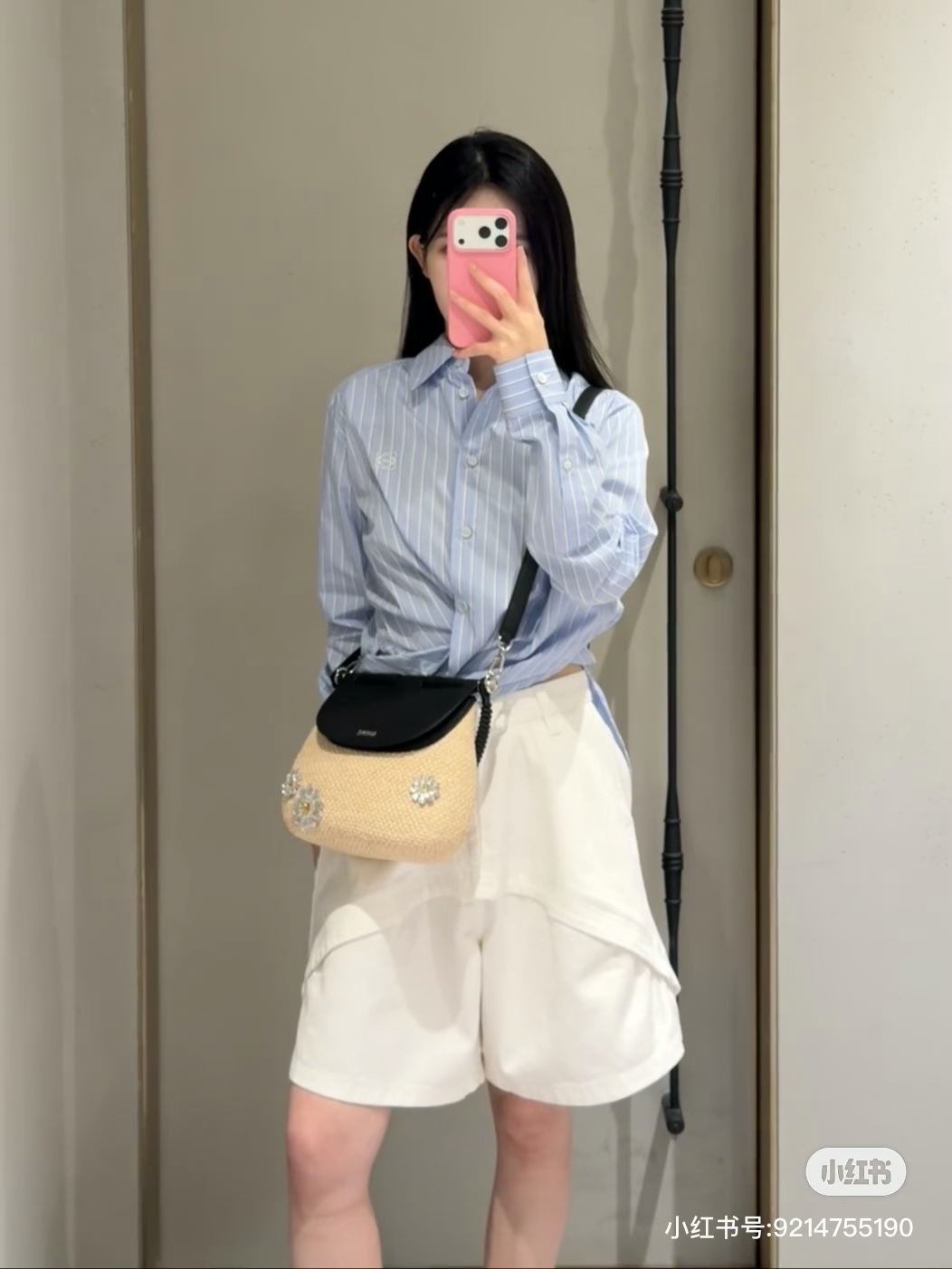 NO:948580,Loewe  The new spring and summer 26 white shorts awaken the freshness and vitality of summer with the classic and versatile white color. They are carefully crafted with light and breathable fabrics. The upper body feels cool and comfortable, perfect for fighting the scorching sun. The tailoring is neat and generous, and the unique asymmetric splicing line design on the front not only enriches the visual hierarchy, but also shows the extraordinary design ingenuity and architectural beauty in the details, easily breaking the monotony; paired with a simple waistband and silver  Decorated with buttons, the overall style is casual yet high-end. Whether paired with a loose shirt of the same color to create a lazy holiday style, or paired with a simple white T-shirt and sneakers for a casual street feel, it can be worn with ease. It is an indispensable fashion item in your summer wardrobe to relieve the heat. SML,, loewe, sneakers, shorts, shirts, tees, t-shirt,19860909Loewe 26春夏新款白色短裤,以经典百搭的白系唤醒夏日的清爽与活力,甄选轻薄透气的面料精心打造,上身触感凉爽舒适,完美对抗炎炎烈日；剪裁利落大方,前片别致的不对称拼接线条设计,不仅丰富了视觉层次,更在细节处彰显出不凡的设计巧思与建筑美感,轻松打破单调；搭配简约的腰头与银色纽扣点缀,整体风格休闲又不失高级质感,无论是搭配同色系宽松衬衫打造慵懒度假风,还是配以简约白T恤与运动鞋演绎随性街头感,都能游刃有余,是您夏日衣橱中不可或缺的解暑时髦单品.SML,,loewe,sneakers,shorts,shirts,tees，t-shirt,,Women's clothing