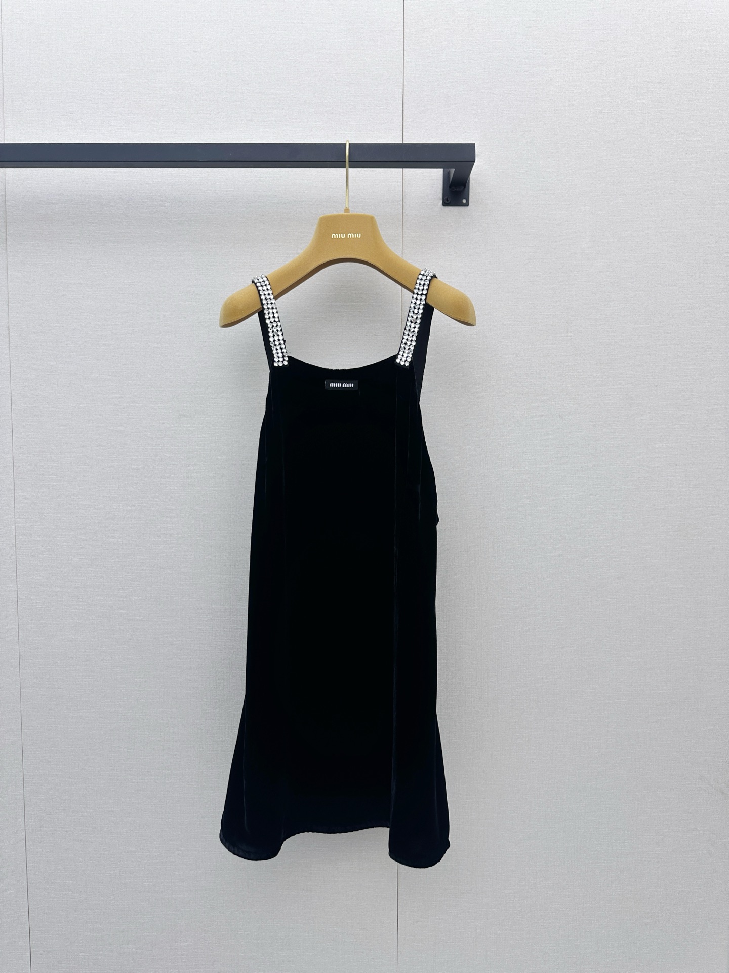 NO:948592,*26new rhinestone shoulder strap velvet suspender dress♀It comes with soft-touch velvet, soft and shiny, and the upper part has a super atmospheric feel!  The shoulder straps are studded with sparkling rhinestones, exquisite and eye-catching ~ Exclusively made of imported yb mulberry velvet, the classic brand letters on the chest are embellished for recognition, and the large backless design adds more charming charm!  The simple and elegant design can be easily worn in daily or formal occasions. The skirt is moderate in length and slim-fitting. It looks great with high heels or short boots. It is easy to achieve elegance!  1:1 Awesome version, the latest spring and summer items, look for the exclusive high version, SML real shots of large products, boots, high heels, skirts,19860909*26new水钻肩带丝绒吊带连衣裙♀自带柔软触感的天鹅丝绒,柔软有光泽,上身穿超有氛围感！肩带镶满闪亮水钻,精致又吸睛～独家定制进口yb桑蚕丝绒材质,胸前经典品牌字母点缀自带辨识度,大露背设计增添更多媚惑魅力！简约大方的设计,日常或正式场合都能轻松驾驭.裙长适中,修身剪裁,搭配高跟鞋或短靴都很出彩,优雅气质轻松拿捏！1:1超赞版型,春夏最新单品 认准独家高版本 SML大货实拍,,boots,high heels,skirts,,Women's clothing