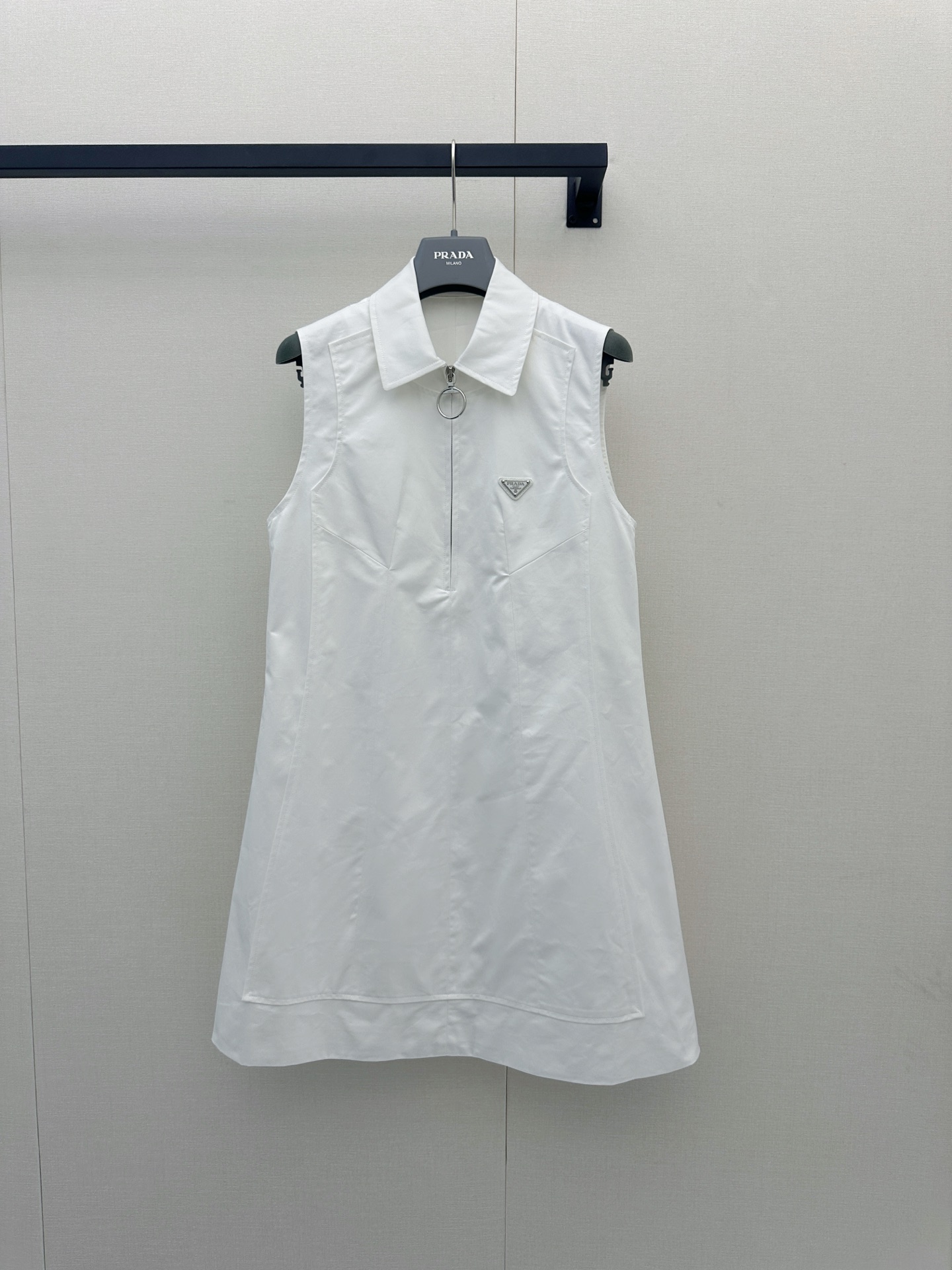 NO:950215,26 spring and summer new product Pra** pure white sleeveless shirt dress is made of crisp and breathable high-quality fabrics. The half-open metal zipper design on the front is neat and eye-catching. The brand embroidery on the chest is low-key and highly recognizable. The loose straight version is excellent for body shape, can cover excess fat on the waist and abdomen, and shape the lapels.  Capable and refreshing temperament. Suitable for daily shopping, light commuting, and short-distance travel. Paired with light-toned bags and flat shoes, you can easily create a simple and advanced daily style with a sense of intellectual luxury. Ready-made sml large goods, real shots, prada, flats, skirts, shirts,1986090926春夏新品Pra**纯白无袖衬衫连衣裙选用挺括透气的优质面料,前襟半开金属拉链设计利落亮眼,胸口品牌刺绣低调凸显辨识度.宽松直筒版型对身形包容度优秀,可遮挡腰腹多余赘肉,翻领塑造干练清爽气质.适配日常逛街、轻通勤、短途出游,搭配浅调包袋平底鞋,轻松打造简约高级、自带知性轻奢感的日常造型现货smL大货实拍,,prada,flats,skirts,shirts,,Women's clothing