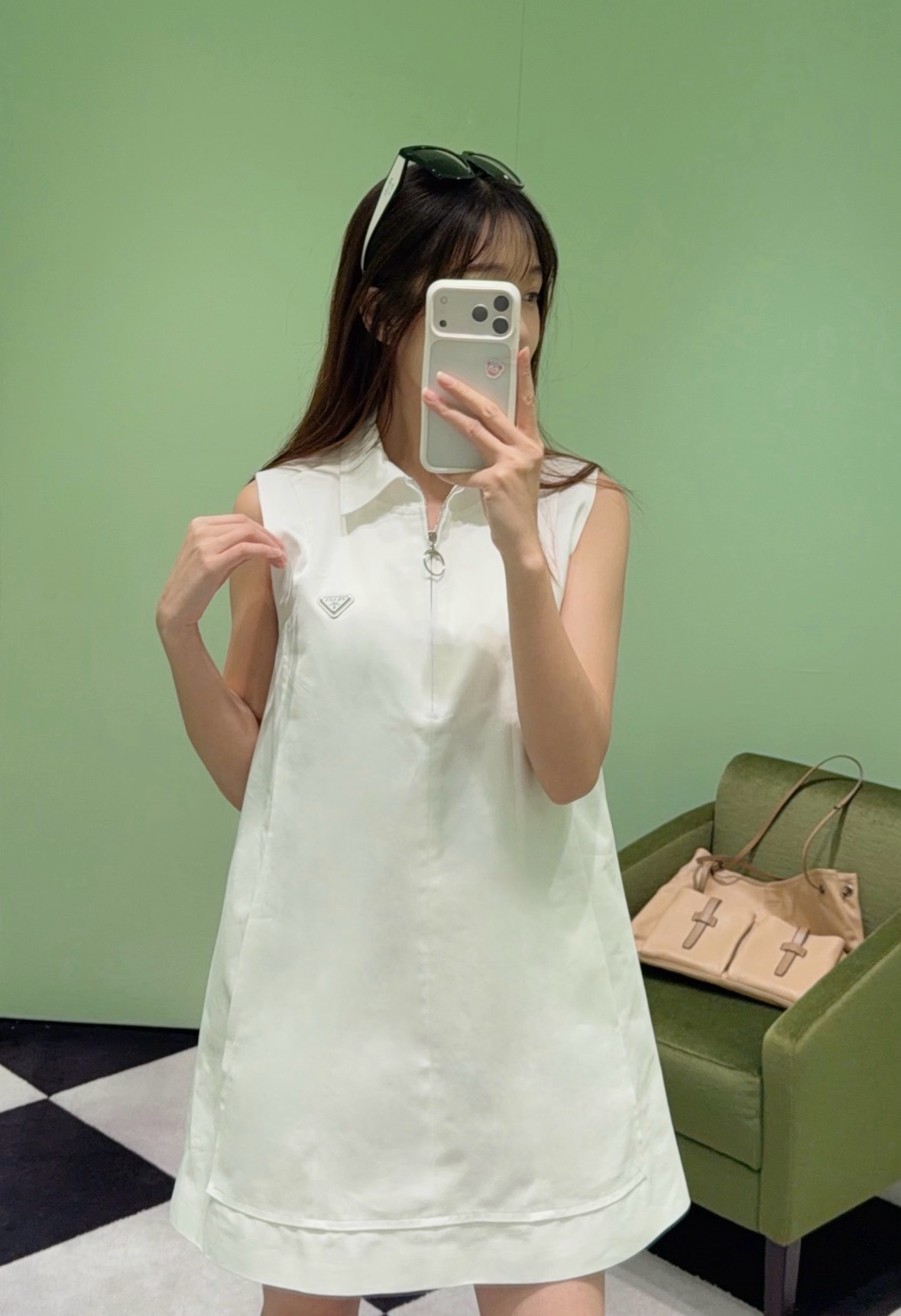 NO:950228,26 spring and summer new product Pra** pure white sleeveless shirt dress is made of crisp and breathable high-quality fabrics. The half-open metal zipper design on the front is neat and eye-catching. The brand embroidery on the chest is low-key and highly recognizable. The loose straight version is excellent for body shape and can cover excess fat on the waist and abdomen. The lapel  Create a capable and refreshing temperament. Suitable for daily shopping, light commuting, and short-distance travel. Paired with light-toned bags and flat shoes, you can easily create a simple and advanced daily style with a sense of intellectual luxury. Ready-made smL, prada, flats, skirts, shirts,1986090926春夏新品Pra**纯白无袖衬衫连衣裙选用挺括透气的优质面料,前襟半开金属拉链设计利落亮眼,胸口品牌刺绣低调凸显辨识度.宽松直筒版型对身形包容度优秀,可遮挡腰腹多余赘肉,翻领塑造干练清爽气质.适配日常逛街、轻通勤、短途出游,搭配浅调包袋平底鞋,轻松打造简约高级、自带知性轻奢感的日常造型现货smL,,prada,flats,skirts,shirts,,Women's clothing