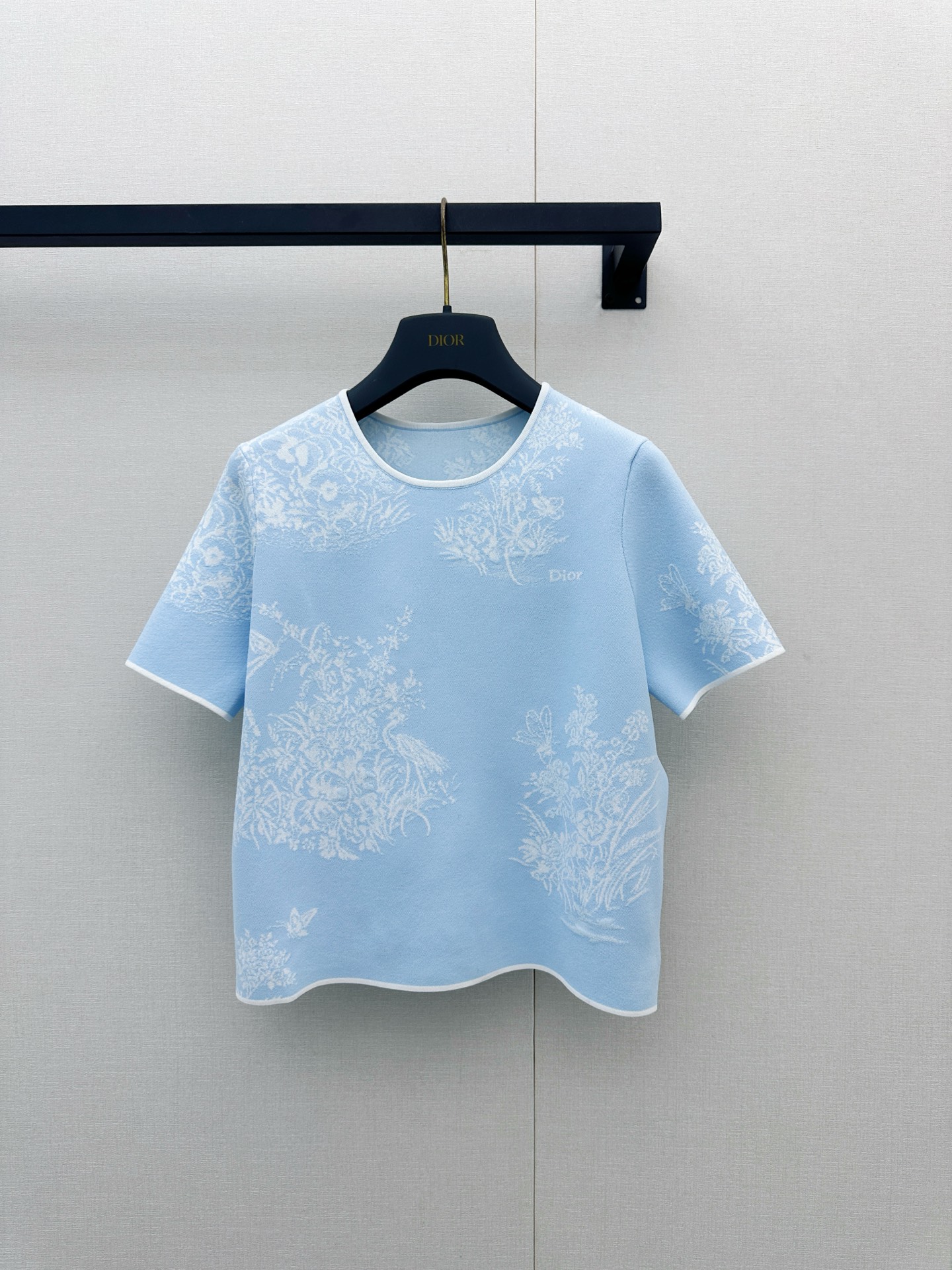 NO:951767,Dior  26 new model 'Light Blue Flower Jacquard Knitted Short Sleeves' weaves the 'gentleness of the Southern French Garden' into every inch of yarn ~ Clear baby blue background with three-dimensional white jacquard pattern (exquisite flowers + spreading branches and leaves, like wearing Monet's paintings on the body), round neck  + Short sleeves + Slightly loose tailoring (collar and cuffs with white hemming, details exquisite to the core), fabric is 83 viscose fiber + 17 polyester fiber (draped, breathable and not sweaty, close to the skin as if wrapped in clouds), 'Dior' is low-key embroidered on the chest  Mother, simple but with high-end recognition. She is the 'oxygen sister' when worn alone on a daily basis. Paired with a high-waisted skirt/jeans, she instantly becomes a 'French lazy beauty'. When worn inside an air-conditioned room, it can be paired with a coat to create a layered look ~ From dating to commuting, from cafes to art galleries  , it can take over your spring and summer wardrobe with 'gentle power'. It is the kind of textured item that 'seems to be an understatement, but is actually noble in every aspect'. Actual photos of large quantities in sizes SML, dior, skirts, jeans, jackets  & coats,T-shirt,19860909Dior 26新款“淡蓝繁花提花针织短袖”,把“南法花园的温柔”织进了每一寸纱线里～清透婴儿蓝底色搭配立体白色提花图案（精致的花卉+枝叶蔓延,像把莫奈的画穿在身上）,圆领+短袖+微宽松剪裁（领口、袖口带白色包边,细节精致到骨子里）,面料是83粘胶纤维+17聚酯纤维（垂坠透气不闷汗,贴肤穿像被云朵包裹）,胸前低调绣着“Dior”字母,简约却自带高级辨识度.日常单穿是“氧气感姐姐”,搭配高腰半裙/牛仔裤秒变“法式慵懒美人”,空调房当内搭又能和外套碰撞出层次感～从约会到通勤,从咖啡馆到美术馆,它都能用“温柔的力量”承包你的春夏衣橱,是那种“看似轻描淡写,实则处处显贵”的质感单品.尺码SML大货实拍,,dior,skirts,jeans,jackets & coats,T-shirt,,Women's clothing