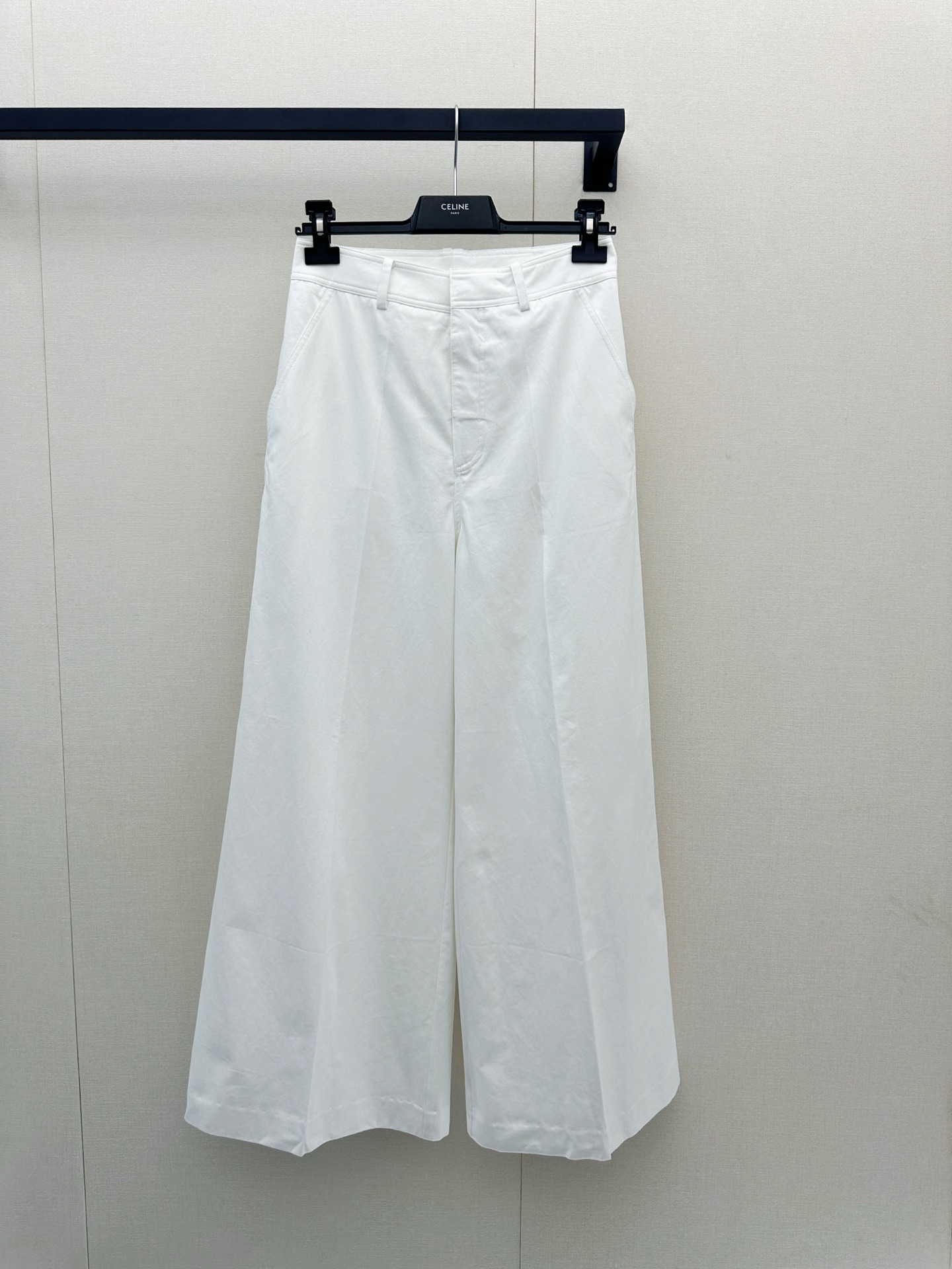 NO:951724,CELINE 26SS new wide-leg jeans. How can they not be the most white jeans on the Internet? The upper body is directly welded to the body. Is it okay? I prefer this refreshing combination in summer. Klein blue has its own brightening effect. The yellow and black leather are completely ok. The upper body immediately looks whiter by two degrees. The pure white wide-leg pants have an amazing style. They have a first-class drape. They walk with wind. The Arc de Triomphe embroidered pockets on the back are designed with exquisiteness. Suitable for daily commuting and weekend shopping. Effortless sense of luxury.  I'm talking about this set of real shots of big products, celine, jeans,19860909CELINE 26SS新品阔腿牛仔裤 怎么能不是全网最的白牛 上身就是一整个直接焊在身上可以吗 夏天偏爱这种清清爽爽的搭配 克莱因蓝自带提亮效果 黄黑皮完全ok上身立马显白两个度 纯白色阔腿裤版型绝了 垂坠感一流 走路带风 背后凯旋门刺绣口袋设计精致感拉满 日常通勤 周末逛街都适配 不费力的高级感 说的就是这套大货实拍,,celine,jeans,,Women's clothing