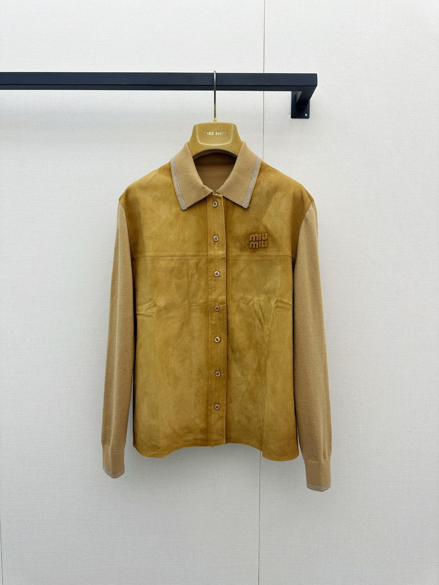 NO:951703,*26new suede spliced ​​lapel shirt jacket, front shoulder, slightly wide version of the upper body is so friendly to body tolerance. It is a must-have item for college to reduce age. It is very nice to wear alone or layered!  Exclusively customized and imported yb suede-like leather sheep wool material, matching the material is time-consuming and expensive to ship ~ the same color three-dimensional letter logo embroidery on the chest, the whole piece is low-key and connotative ~ easy to handle with any combination ~ 1:1 awesome version The latest item in early spring Look for the exclusive high version SML real shot of large goods, jackets & coats, shirts, chamois leather,19860909*26new麂皮绒拼接翻领衬衫外套正肩微阔版型上身对身材包容性实在太友好啦学院减龄必备搭配单品,单穿叠搭都非常nice！独家定制进口yb麂皮样皮革绵羊毛材质,对版材质出货费时且费料～胸前同色立体字母logo刺绣点缀,整件低调有内涵～随意搭配都轻松拿捏～1:1超赞版型 早春最新单品 认准独家高版本 SML 大货实拍,,jackets & coats,shirts,chamois leather,,Women's clothing