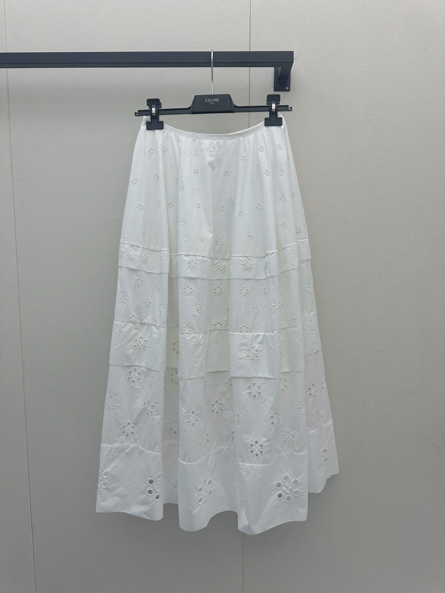 NO:953231,*26new white hollow cake skirt uses heavy hollow embroidery, the cotton fabric is soft and breathable, and it is super comfortable to wear in spring and summer!  The tiered skirt design brings a sense of elegance when walking, smart and elegant. Exclusively customized imported yb cotton material, high-waist cut to modify the body proportions, super friendly to pear-shaped figures, easily cover the flesh and make you look slimmer. The hollow pattern is exquisite, full of French light luxury atmosphere, paired with a knitted vest or short sleeves, suitable for vacation, commuting, and daily outings, easy to switch between multiple styles. 1:1 awesome version, the latest early autumn item. Look for the exclusive high version  SML real shots of large products, skirts, T-shirts,19860909*26new白色镂空蛋糕半身裙采用重工镂空刺绣,棉质面料柔软透气,春夏穿超舒服！层叠裙摆设计,走路自带飘逸感,灵动又优雅独家定制进口yb棉材质,高腰剪裁修饰身材比例,对梨形身材超友好,轻松遮肉显瘦.镂空花纹精致,法式轻奢氛围感满满,搭配针织背心或短袖,度假、通勤、日常出街都很适合,轻松切换多种风格 1:1超赞版型,早秋最新单品 认准独家高版本 SML大货实拍,,skirts,T-shirt,,Women's clothing