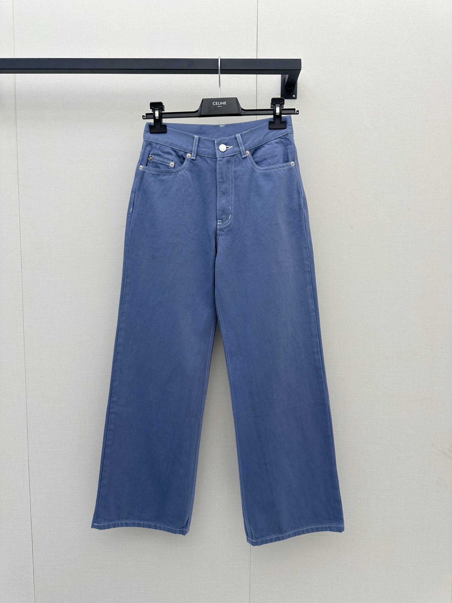 NO:953213,Celine's stir-dyed custom washed jeans use retro blue wash technology, high waist design and wide leg tailoring. They are both slim and versatile, suitable for daily casual or fashionable wear. As can be seen from the picture, the back pockets of the pants are simple in design, with a brand label on the waist, and the overall style is simple and elegant. Retro blue wash, high waist and wide legs, Celine's laziness and high-end sense coexist. A pair of pants can get your spring outfit inspiration.' SML's real shot of the goods,,celine,jeans,19860909Celine 炒染定制水洗牛仔裤 采用复古蓝洗水工艺,高腰设计搭配阔腿剪裁,既显瘦又百搭,适合日常休闲或时尚穿搭.从图片可见,裤子后袋设计简洁,腰部有品牌标签,整体风格简约大气.复古蓝洗水,高腰阔腿,Celine的慵懒与高级感并存.一条裤子,搞定你的春日穿搭灵感.”SML大货实拍,,celine,jeans,,Women's clothing