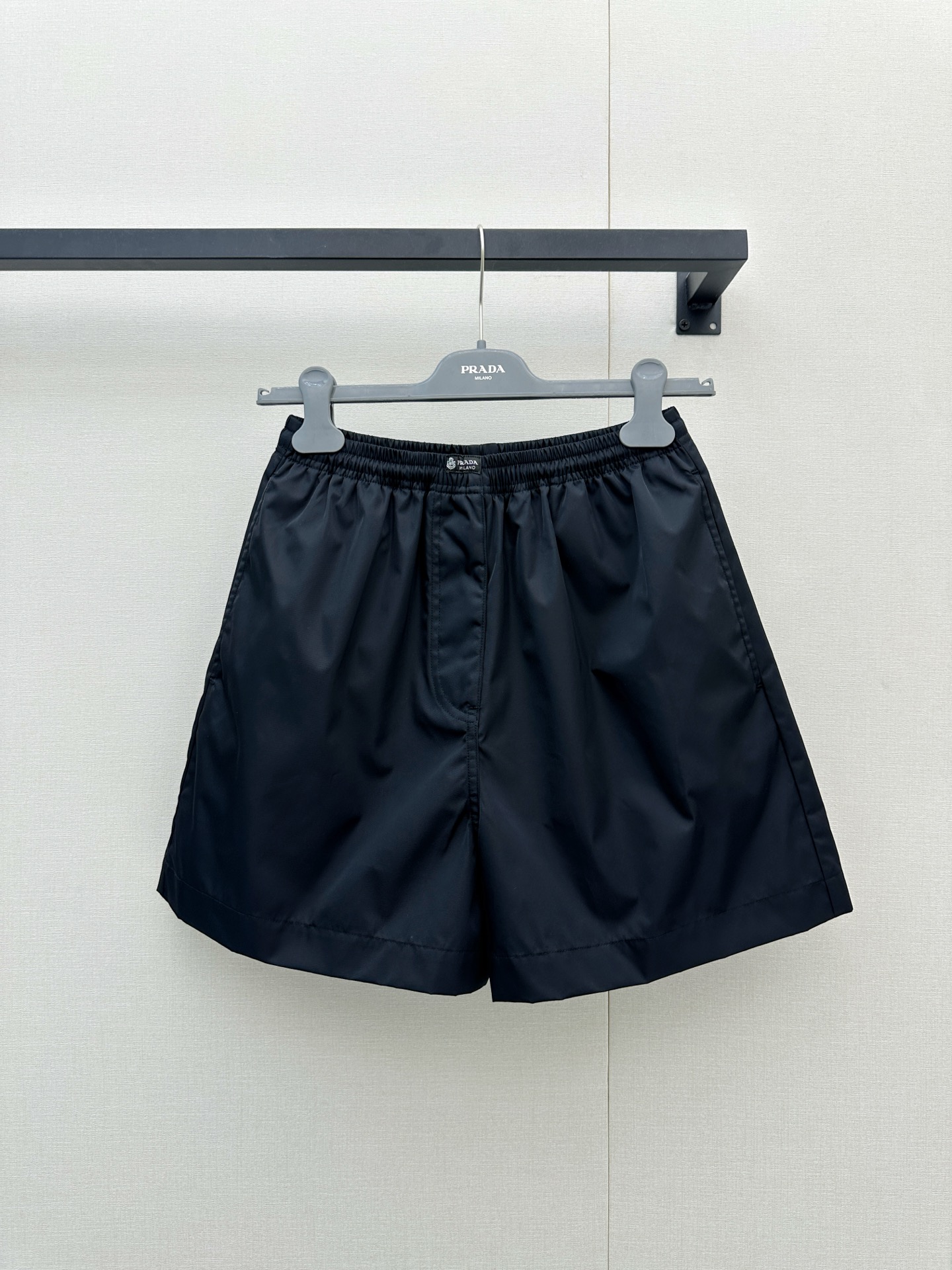NO:956443,Prada 26 spring and summer haute couture elastic waist shorts  The 'avant-garde sense of minimalism' is sewn into every inch of neat tailoring. The high-end version accurately restores the counter craftsmanship, with its own high-grade matte texture, crisp and skin-friendly, and low-key luxury flowing when you walk; classic black will never go out of style.  The 'power color' of the time, the metal triangle logo is the finishing touch. It is cool and reveals the brand's pioneering gene. It can be lazy and casual, and it can be tight to pinch out the waistline in an instant. The A-line pendant hangs naturally, hiding the flesh and making you look slimmer, and combines the concept of 'simplicity is high-end'  The philosophy is carried out to the end; worn alone, it gives the cool aura of an 'urban heroine', and when layered in a suit or a knitted cardigan, it instantly transforms into a 'layered master'. From commuting meetings to dinner parties, one piece can hold all the highlight moments. This dress is a treasure item in the wardrobe that 'brings on its own aura when you put it on, and you will never forget it when you take it off' ~ Size SML, actual photos, prada, skirts, shorts, business  suit,19860909Prada 26春夏高定·松紧腰短裤 把“极简主义的先锋感”缝进了每一寸利落剪裁里～高版本复刻精准还原专柜工艺,自带高级哑光质感,挺括又亲肤,行走间流淌着低调的奢华；经典黑色是永不过时的“权力色”,金属三角徽标是点睛之笔,冷冽中透着品牌的先锋基因松可慵懒随性,紧则瞬间掐出腰线,A字摆自然垂坠,藏肉显瘦的同时,把“简约即高级”的哲学贯彻到底；单穿是“都市大女主”的冷感气场,叠穿在西装或针织开衫里又秒变“层次感达人”,从通勤会议到晚宴派对,一件就能hold住所有高光时刻.这件连衣裙就是衣橱里“穿上就自带气场,脱了就念念不忘”的宝藏单品呀～尺码SML大货实拍,,prada,skirts,shorts,business suit,,Women's clothing