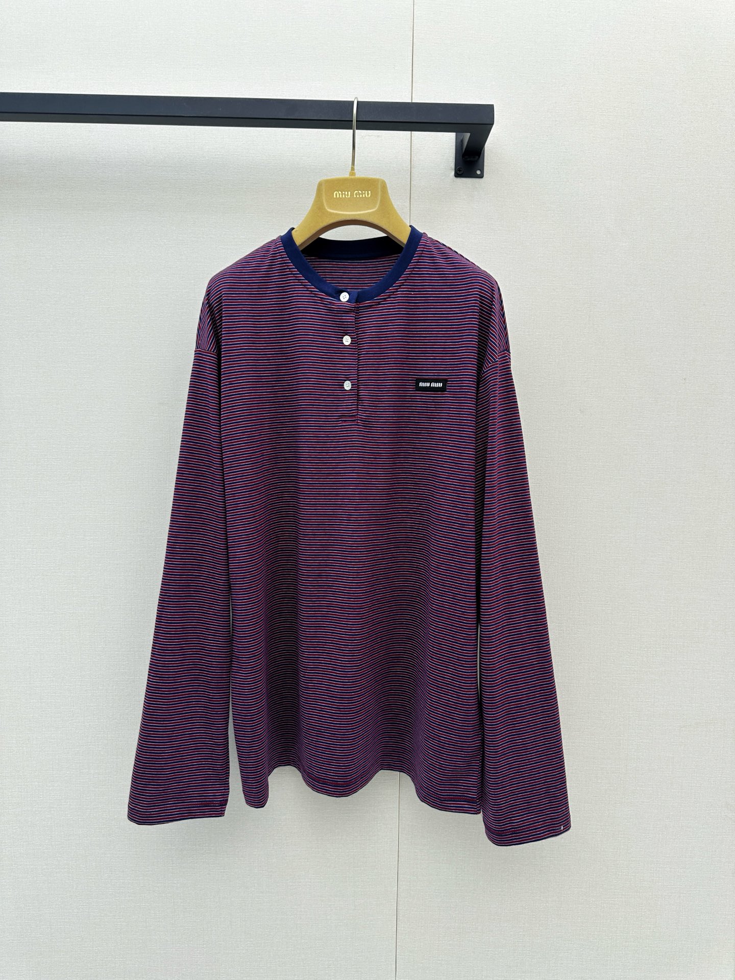NO:955471,Miu 2026 spring and summer series red striped long-sleeved T-shirt. Loose fit, light nylon blended fabric, comfortable and fashionable. Dark red background with thin stripes, and the brand logo on the chest is very recognizable. It can be easily used for daily commuting and leisure. It goes well with shorts or jeans, and it has a perfect sense of relaxation!  The striped design is classic and versatile. It is very suitable for spring and autumn. It is easy to create a fashionable look. Real product, miumiu, shorts, jeans, tees, t-shirt,19860909Miu 2026春夏系列红条纹长袖T恤 宽松版型,轻薄尼龙混纺面料,舒适又时髦.深红底色配细条纹,胸前品牌标识超有辨识度.日常通勤、休闲都能轻松驾驭,搭配短裤或牛仔裤都很出彩,松弛感满分！条纹设计经典百搭,春秋季节穿超合适,轻松打造时尚造型大货实拍,,miumiu,shorts,jeans,tees，t-shirt,,Women's clothing