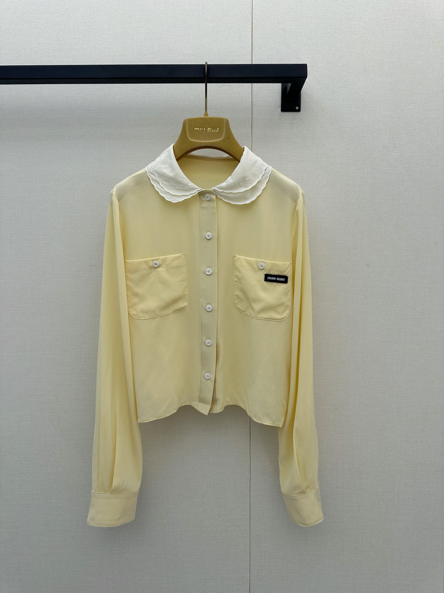 NO:956418,Miu 2026 early autumn goose yellow doll collar shirt silk fabric is light and breathable, with a slightly wrinkled texture that is super lazy. Double-layer lace doll collar + short cut, pinched waist design makes you taller and slimmer, and is friendly to small people!  Symmetrical pockets on the chest + exquisite buttons, perfect details ~ The goose yellow color is fresh and soft, it can be easily used for commuting, dating, and daily life in spring and summer. It looks great when worn alone or layered with suits and vests. It is a versatile wardrobe item!  Real shots of large products,,miumiu,shirts,business suit,real silk,19860909Miu 2026早秋鹅黄色娃娃领衬衫真丝面料轻薄透气,微皱肌理感超慵懒.双层花边娃娃领+短款剪裁,掐腰设计显高显瘦,小个子友好！胸前对称口袋+精致纽扣,细节满分～鹅黄色清新柔和,春夏通勤、约会、日常都能轻松驾驭,单穿或叠搭西装、马甲都很出彩,是衣橱百搭神器！大货实拍,,miumiu,shirts,business suit,real silk,,Women's clothing