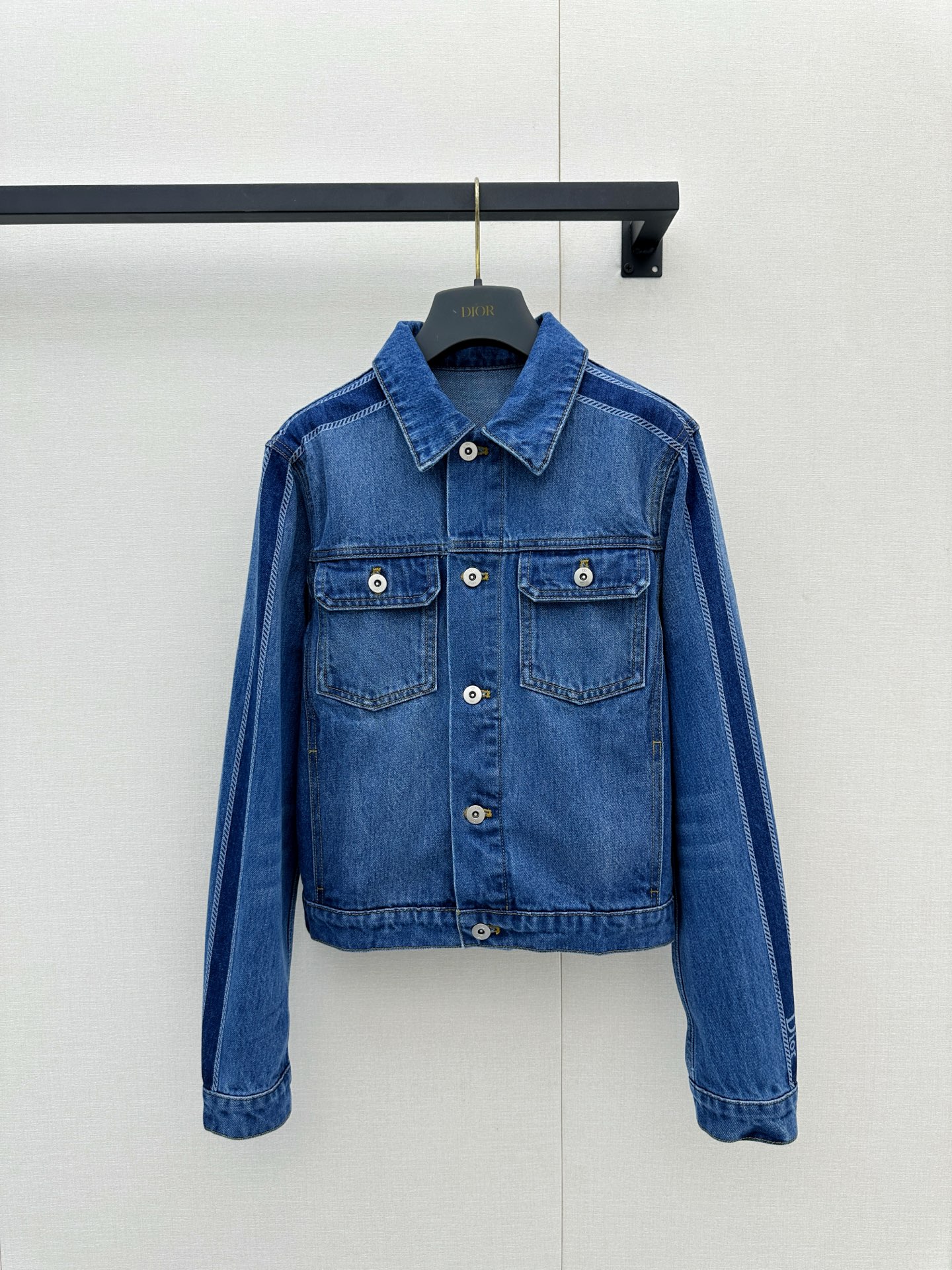 NO:956429,*26new retro washed denim jacket with contrasting letters, dark blue pure cotton denim, soft and breathable, super comfortable to wear!  Classic lapel + letter button design, the details are washed and the process brings a natural fading feeling, full of retro atmosphere ~ Exclusively customized imported yb cotton material, the back neckline is embellished with contrasting letter leather tags, the buttoned letters are made of classic CD letter engraving steel stamping technology, the three-dimensional tailoring is loose silhouette, it is OK to wear alone or layered, it can be easily used for commuting, leisure, and outdoor, it is a must-have and versatile item in the wardrobe!  1:1 Awesome version, the latest spring and summer items, look for exclusive high-end versions, ready-made SML products, real shots, jackets & coats,19860909*26new撞色字母复古水洗牛仔外套深蓝色纯棉丹宁,质地柔软透气,穿着超舒适！经典翻领+字母纽扣设计,细节满分水洗工艺带来自然褪色感,复古氛围拉满～独家定制进口yb棉材质,后领口撞色字母皮牌点缀,排扣字母做经典CD字母刻字钢印工艺,立体剪裁宽松廓形,单穿or叠穿都很OK,通勤、休闲、户外都能轻松驾驭,是衣橱必备百搭单品！1:1超赞版型,春夏最新单品 认准独家高版本 现货 SML大货实拍,,jackets & coats,,Women's clothing