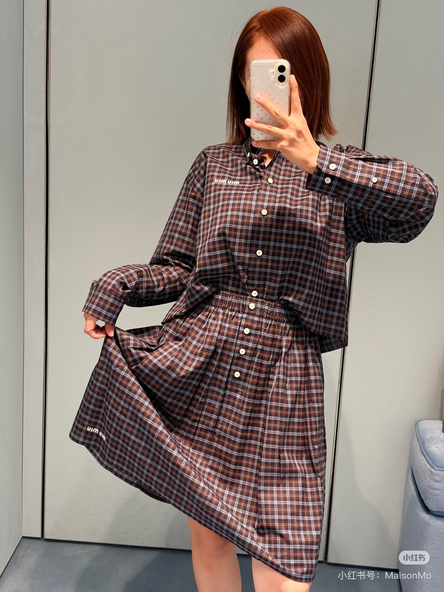 NO:957566,Miu 2026 early autumn series plaid shirts are made of yarn-dyed small plaid fabrics, interwoven with brown, blue and white colors, full of retro college style. The fabric is light and soft, comfortable to wear, suitable for autumn and winter seasons. The brand embroidery on the left chest has exquisite details and is highly recognizable. The loose version is great when worn alone or layered with jackets, and it can easily create a lazy and casual atmosphere, which can be easily used for daily commuting and leisure occasions., miumiu, jackets & coats, shirts,19860909Miu 2026早秋系列格纹衬衫 采用色织小格纹面料,棕蓝白三色交织,复古学院风满满.面料轻薄柔软,穿着舒适,适合秋冬季节.左胸品牌刺绣,细节精致,辨识度高.宽松版型,单穿或叠搭外套都很出彩,轻松打造慵懒随性氛围感,日常通勤、休闲场合都能轻松驾驭,,miumiu,jackets & coats,shirts,,Women's clothing