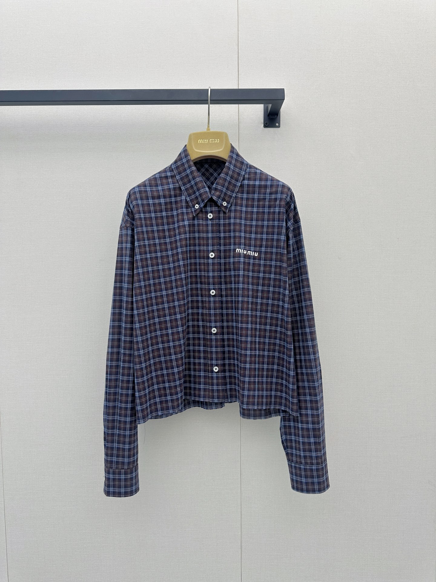 NO:957557,Miu 2026 early autumn series plaid shirts are made of yarn-dyed small plaid fabrics, interlaced with brown, blue and white colors, full of retro college style. The fabric is light and soft, comfortable to wear, suitable for autumn and winter. The brand embroidery on the left chest has exquisite details and is highly recognizable. The loose version is great when worn alone or layered with jackets, easily creating a lazy and casual atmosphere, and can be easily used in daily commuting and leisure occasions. Real photos of large goods, miumiu, jackets & coats, shirts,19860909Miu 2026早秋系列格纹衬衫 采用色织小格纹面料,棕蓝白三色交织,复古学院风满满.面料轻薄柔软,穿着舒适,适合秋冬季节.左胸品牌刺绣,细节精致,辨识度高.宽松版型,单穿或叠搭外套都很出彩,轻松打造慵懒随性氛围感,日常通勤、休闲场合都能轻松驾驭大货实拍,,miumiu,jackets & coats,shirts,,Women's clothing