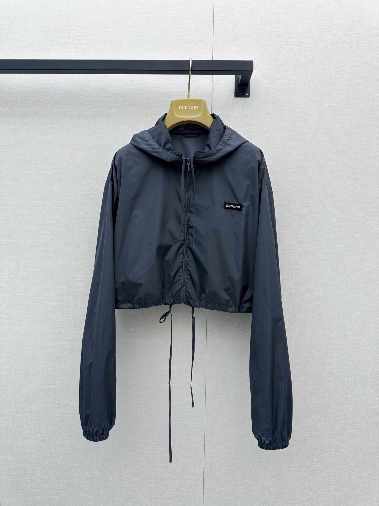 NO:957541,*26new drawstring cuff short hooded nylon jacket has a classic and concise upper body with a relaxed and casual atmosphere. The classic brand logo is embellished on the chest, low-key yet recognizable ~ Exclusively customized imported yb nylon material, short cut + drawstring hem, adjust the fit as you like, fashionable and practical!  The upper body has a higher proportion of the body line, and the cuffs and hem are elasticated, making it comfortable and windproof. It can be easily controlled for daily commuting and leisure. Pair it with high-waisted pants or skirts to easily get a sweet and cool look!  1:1 Awesome version, the latest single product in early autumn. Look for the exclusive high version. SML real shots of large products, skirts, jackets & coats, hats,19860909*26new抽绳束口短款连帽尼龙外套经典简洁的版型上身自带松弛休闲气息,胸前经典品牌徽标章仔点缀,低调不失辨识度～独家定制进口yb尼龙材质,短款剪裁+抽绳下摆,随心调节版型,时尚又实用！上身拉高身线比例,袖口和下摆松紧收口,舒适又防风.日常通勤、休闲都能轻松驾驭,搭配高腰裤或半裙,轻松get甜酷风穿搭！1:1超赞版型,早秋最新单品 认准独家高版本 SML大货实拍,,skirts,jackets & coats,hats,,Women's clothing