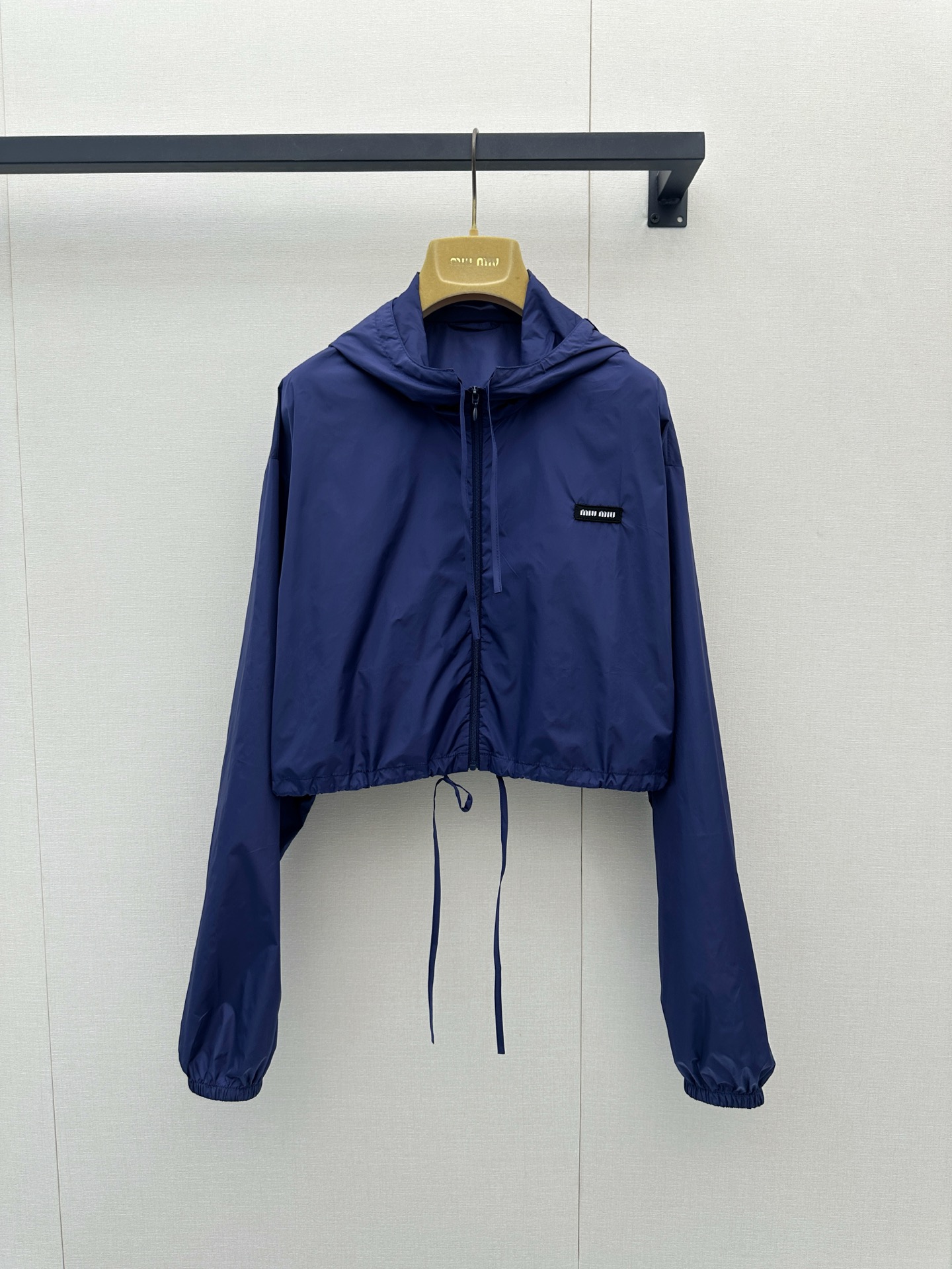 NO:957601,*26new drawstring cuff short hooded nylon jacket has a classic and concise upper body with a relaxed and casual atmosphere. The classic brand logo is embellished on the chest, low-key yet recognizable ~ Exclusively customized imported yb nylon material, short cut + drawstring hem, adjust the fit as you like, fashionable and practical!  The upper body has a higher proportion of the body line, and the cuffs and hem are elasticated, making it comfortable and windproof. It can be easily controlled for daily commuting and leisure. Pair it with high-waisted pants or skirts to easily get a sweet and cool look!  1:1 Awesome version, the latest single product in early autumn. Look for the exclusive high version. SML real shots of large products, skirts, jackets & coats, hats,19860909*26new抽绳束口短款连帽尼龙外套经典简洁的版型上身自带松弛休闲气息,胸前经典品牌徽标章仔点缀,低调不失辨识度～独家定制进口yb尼龙材质,短款剪裁+抽绳下摆,随心调节版型,时尚又实用！上身拉高身线比例,袖口和下摆松紧收口,舒适又防风.日常通勤、休闲都能轻松驾驭,搭配高腰裤或半裙,轻松get甜酷风穿搭！1:1超赞版型,早秋最新单品 认准独家高版本 SML大货实拍,,skirts,jackets & coats,hats,,Women's clothing