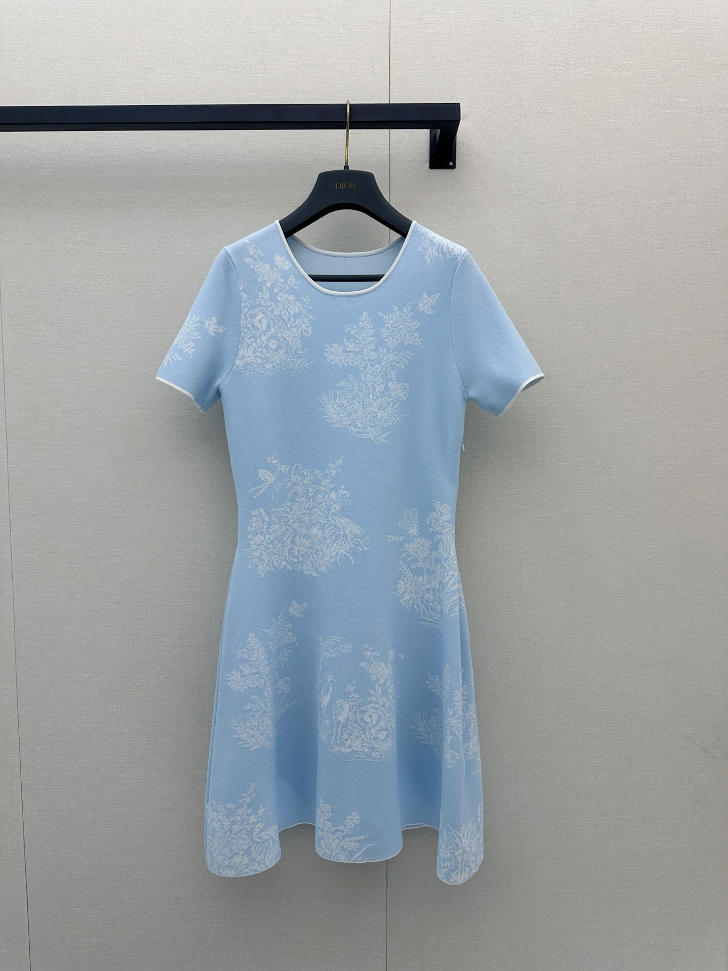 NO:957574,Dior  26 new model 'light blue floral jacquard knitted dress', with a clear baby blue base and embellished with three-dimensional white jacquard flowers and branches, as if the beauty of the southern French garden is fixed on the body; round neck short sleeves with white hemming details, low-key 'Dior' letters embroidered on the chest  , simplicity highlights brand recognition; the fabric is made of 83 viscose fiber + 17 polyester fiber, which is draped, breathable, and smooth against the skin. It is refreshing and comfortable to wear alone in summer, and can also support layering when layered in spring and autumn; the slightly loose A-line tailoring naturally spreads from the waistline, cleverly modifying the body shape and skirt.  The wavy design adds a smart atmosphere. Pair it with a straw bag for a 'Southern French holiday style', pair it with white shoes for a 'fresh college feel', and pair it with stiletto sandals for an 'urban elegance'. From dating to commuting, from cafes to art galleries, it can quietly enhance the overall look with its gentle texture.  The exquisiteness of the shape is the finishing touch of the spring and summer wardrobe that 'seems to be understated, but is actually noble in every aspect'. Actual shots of large quantities in sizes SML, dior, sandals, espadrilles, skirts, T-shirts,19860909Dior 26新款“淡蓝繁花提花针织连衣裙”,以清透婴儿蓝为底,缀以立体白色提花花卉与枝叶,仿佛将南法花园的柔美定格于衣身；圆领短袖搭配白色包边细节,胸前低调绣有“Dior”字母,简约中彰显品牌辨识度；面料采用83粘胶纤维+17聚酯纤维,垂坠透气、贴肤柔滑,夏日单穿清爽自在,春秋叠穿亦能撑起层次感；微宽松A字剪裁从腰线自然散开,巧妙修饰身形,裙摆波浪形设计增添灵动气息,搭配草编包是“南法度假风”,配小白鞋是“清新学院感”,搭细跟凉鞋则是“都市优雅派”,从约会到通勤、从咖啡馆到美术馆,它都能以温柔质感悄然提升整体造型的精致度,是春夏衣橱里“看似轻描淡写,实则处处显贵”的点睛之笔.尺码SML大货实拍,,dior,sandals,espadrilles,skirts,T-shirt,,Women's clothing