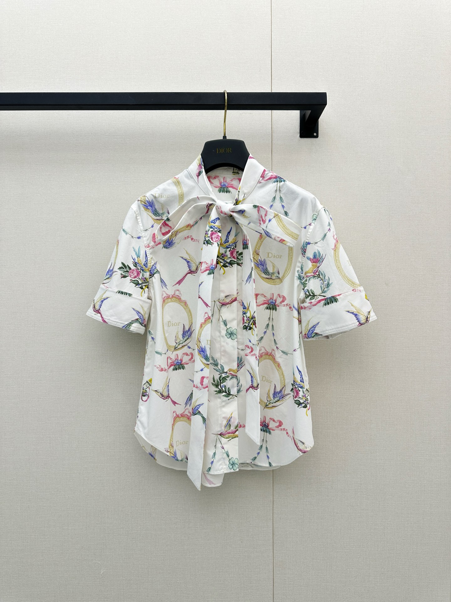 NO:958652,dior26new Chinese Valentine's Day limited new watercolor flower and bird streamer shirt stand-up collar floating rope lace design allows you to freely switch between French elegant and exquisite outfits. The bow oval printing element perfectly interprets the brand's unique elegant style ~ Exclusively customized imported yb cotton material, authentic  The shoulder is slightly wide and the upper body is not tight, and the length is not tight on the body. The soft hummingbird garland is printed all over, which is gentle and high-end. The bow tie design is full of atmosphere ~ a versatile and versatile item that can be easily adapted to different scenes ~ 1:1 awesome version, the latest item for early autumn, look out for the exclusive high version  SML real shots of large products, dior, shirts,19860909dior26new七夕限定新款水彩花鸟飘带衬衫立领飘绳系带设计自由切换法式优雅精致穿搭,蝴蝶结椭圆印花元素,完美诠释品牌独有的优雅风格～独家定制进口yb棉材质,正肩微阔版型上身不紧绷,长度不压个子,柔调蜂鸟花环满印温柔又高级,领结设计氛围拉满～万能百搭单品,适配不同场景轻松驾驭～1:1超赞版型,早秋最新单品,认准独家高版本 SML大货实拍,,dior,shirts,,Women's clothing